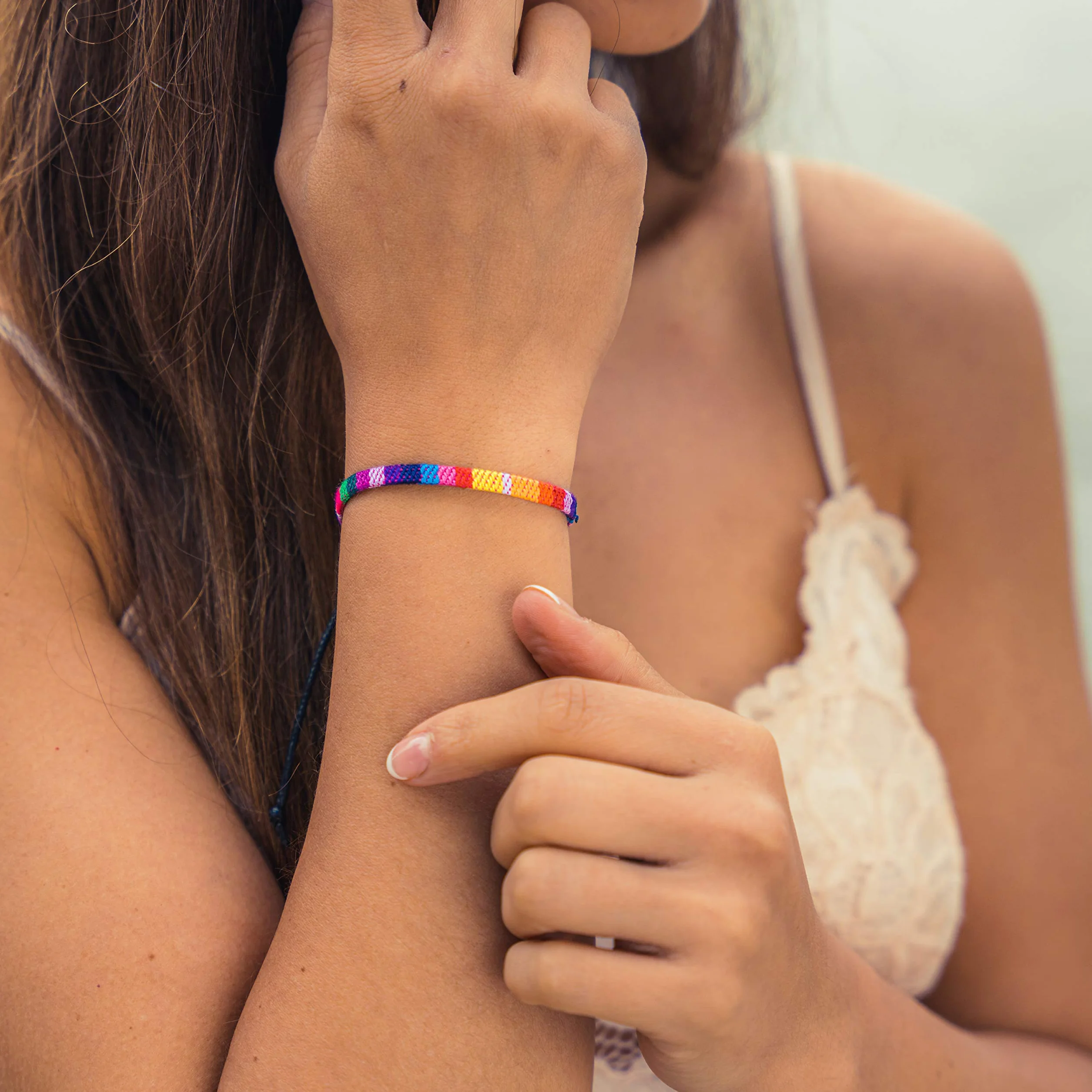 Bracelet Fierté LGBT CSD Festival Style Ethno Boho - Bijoux Surfeurs Artisanal - Bracelet Tissu Arc-en-Ciel