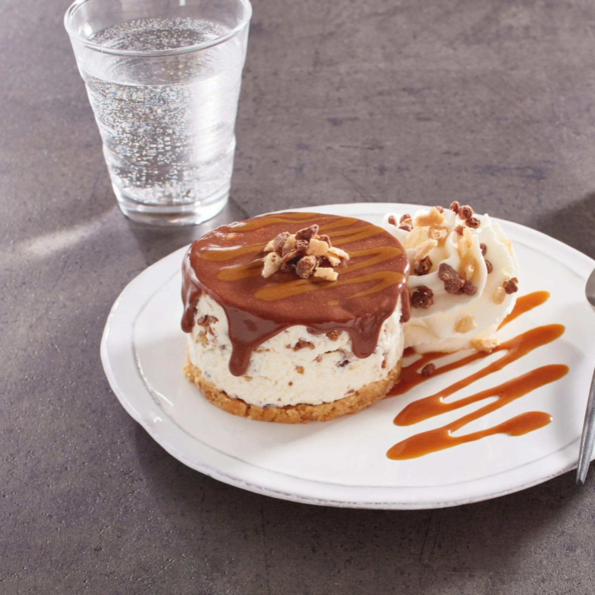 NESTLÉ DOCELLO Sauce Sensation Choconut - Sauce Dessert Chocolat-Noisette - Cacao Certifié Rainforest Alliance - Aide à la Pâtisserie, Topping, Nappage Gâteau, Coulis - Bouteille Squeeze - 750g