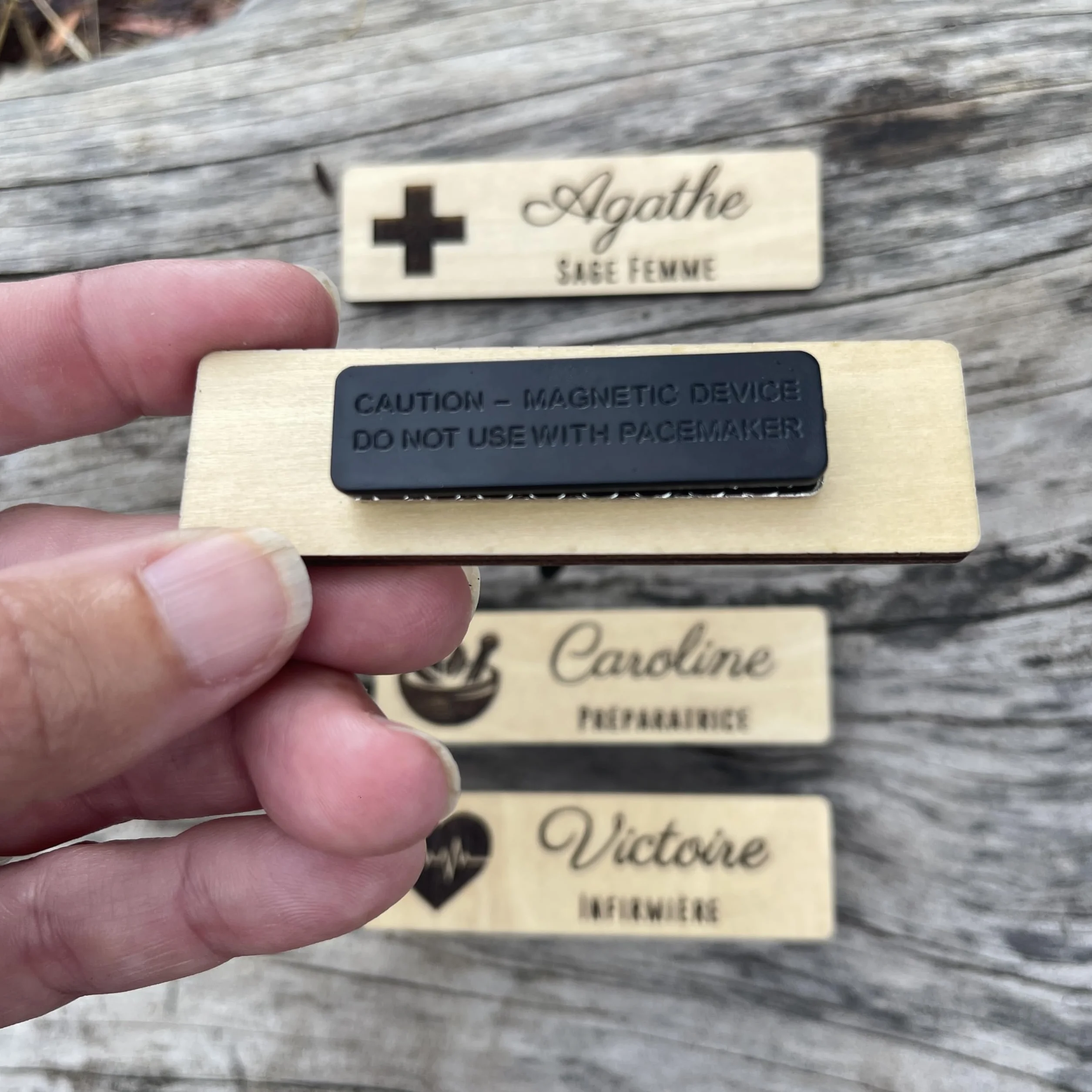 Badge Personnalisé en Bois avec Aimant Pharmacien Infirmier