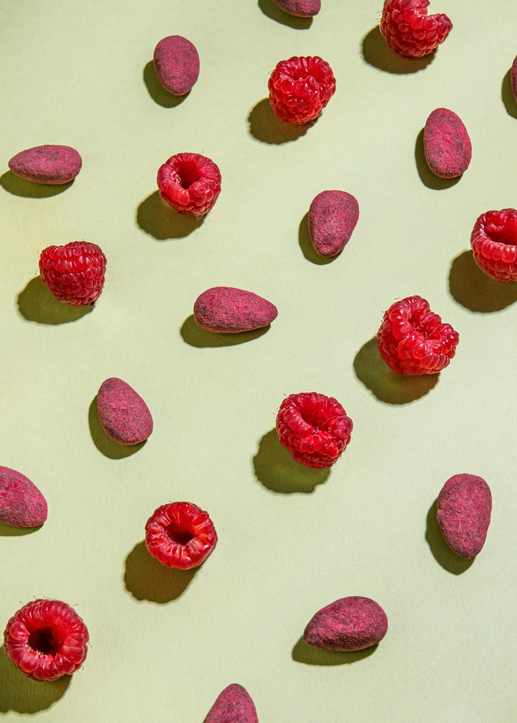 KoRo - Amandes au chocolat poudre de framboises lyophilisées 1 kg - Une tentation chocolatée