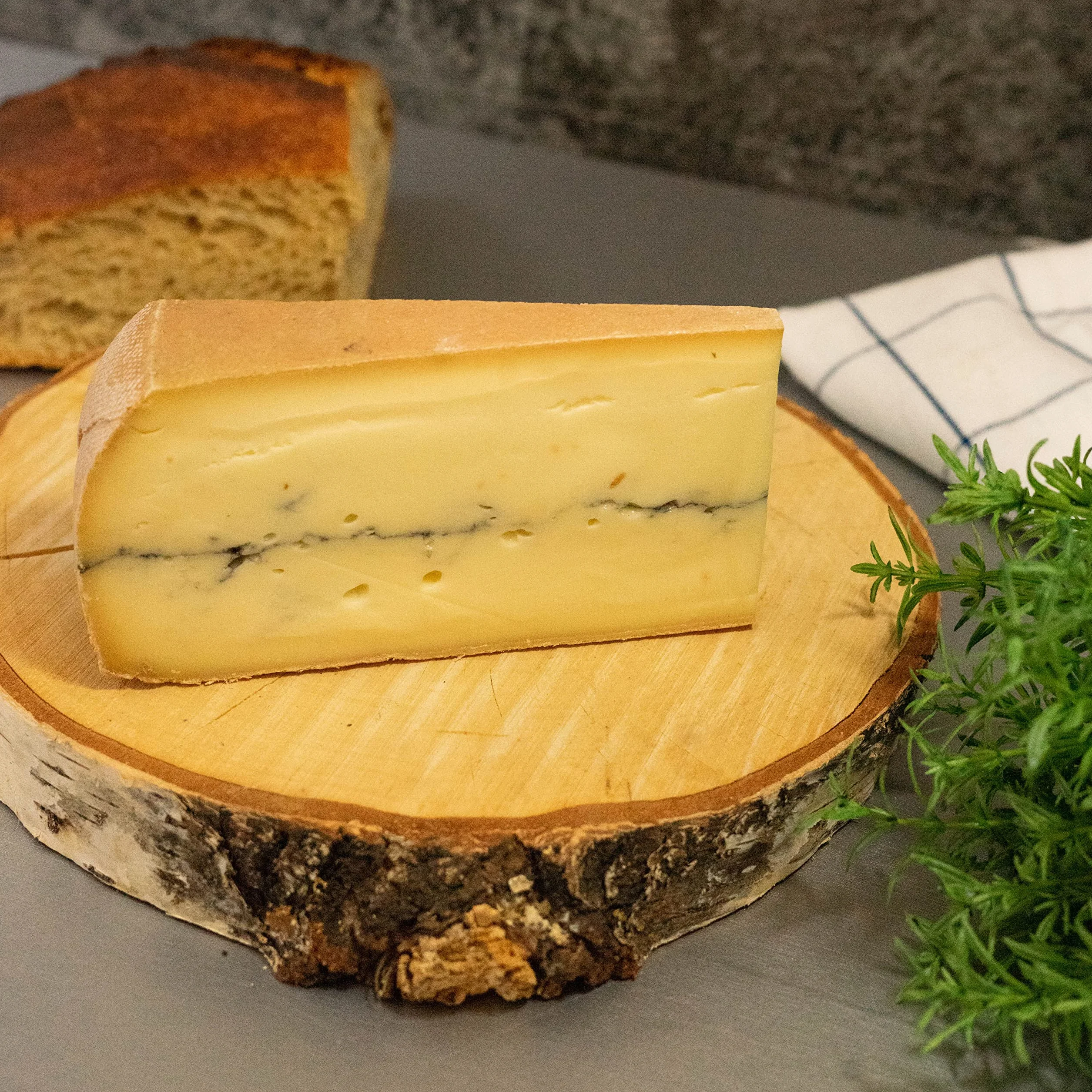 Plateau Signature – Crottin de Chèvre Pas de Loup 60g, Comté AOP Mamie Or 200g, Morbier AOP 250g, Cœur Neufchâtel AOP 200g, Tomme Fourrée aux Truffes Mifroma 120g – 830g – Sélection de Fromages França