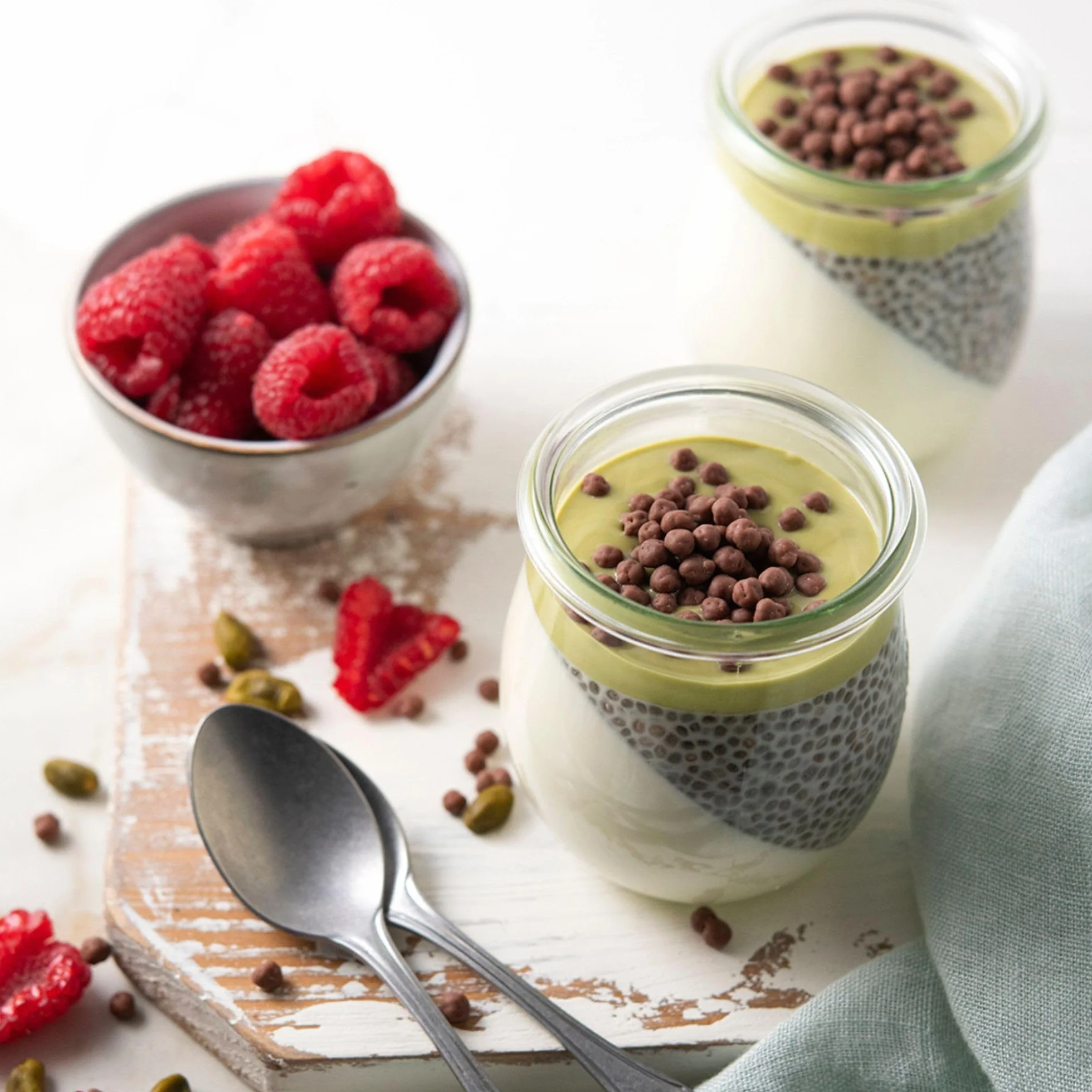 NESTLE DOCELLO Sauce Sensation Pistachio - Sauce Dessert Pistache - Forte Teneur en Pistache (12%) - Aide à la Pâtisserie, Topping, Nappage Gâteau, Coulis - Bouteille Squeeze - 750g
