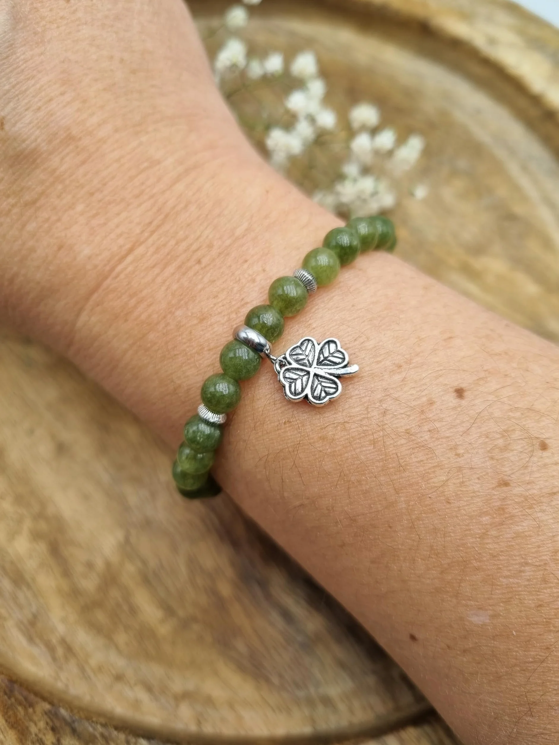 Bracelet Porte Chance Pierres Naturelles Jade Émeraude Qualité AAA Pendentif Trèfle à Quatre Feuilles Acier Inoxydable Argenté Perles Rondes 6 mm