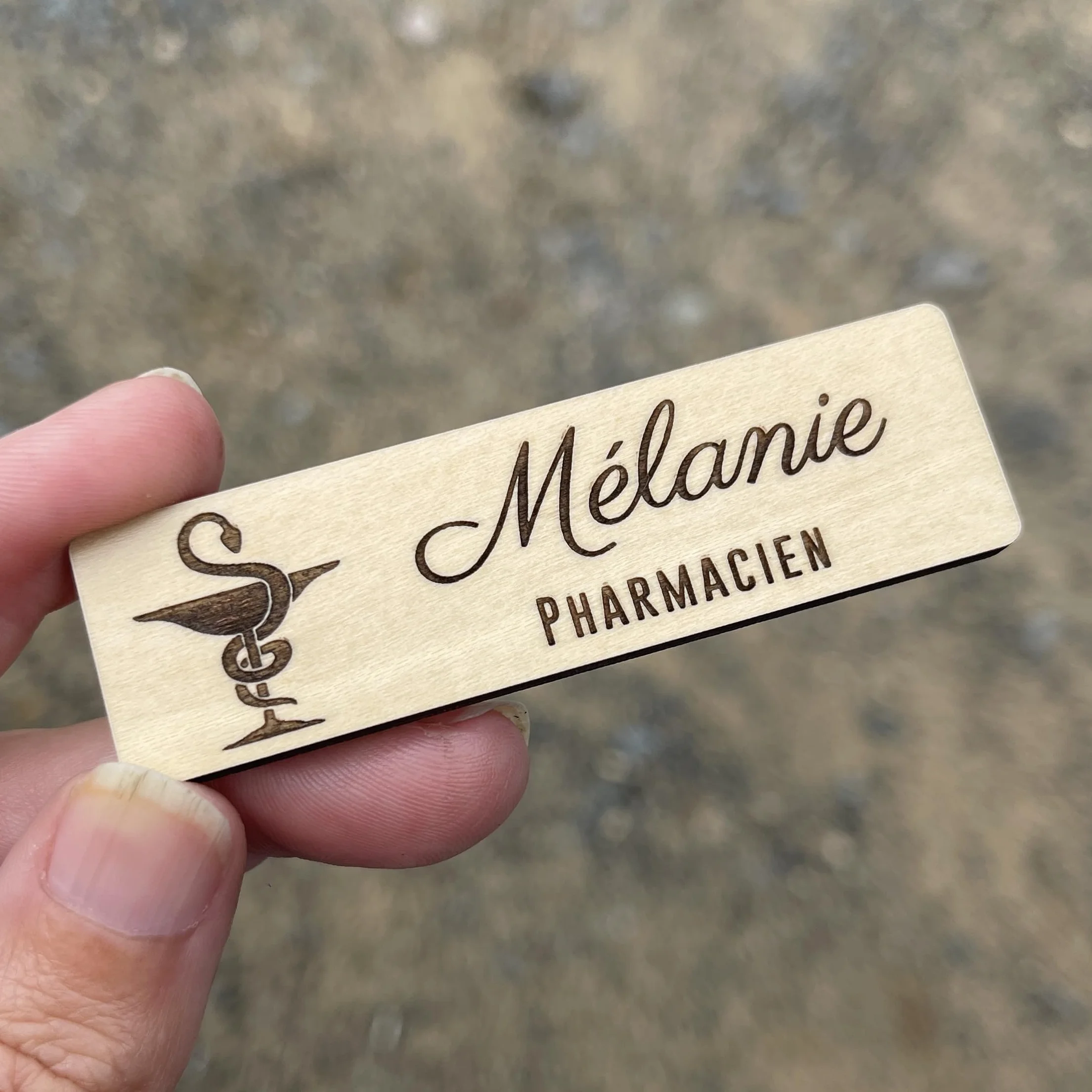 Badge Personnalisé en Bois avec Aimant Pharmacien Infirmier