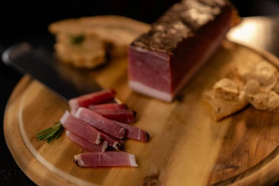 Almgourmet - Bacon de planche à poivre – 2 pièces de 200 g chacune – bacon grandi et poivré – sans barre cartilagineuse