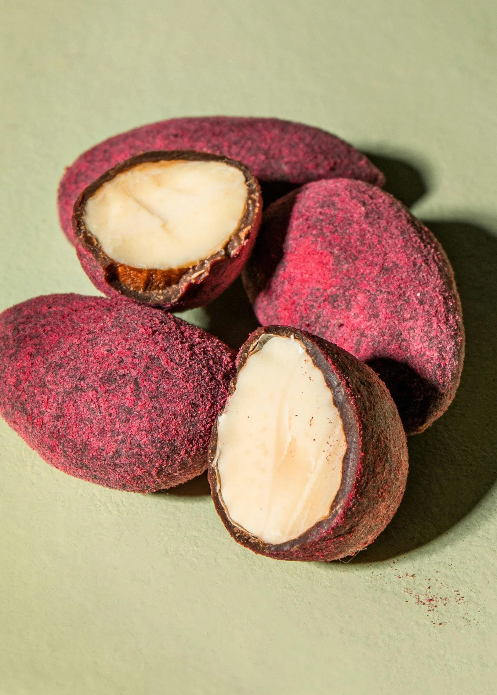 KoRo - Amandes au chocolat poudre de framboises lyophilisées 1 kg - Une tentation chocolatée