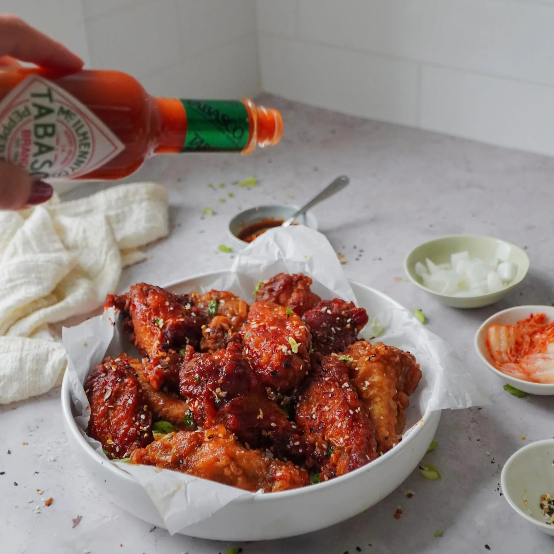 TABASCO Original Red Pepper Sauce (2x350ml) est l'option la moins chère ! - Fabriquée avec seulement trois ingrédients 100% naturels - 3 ans de maturation Sauce au poivre rouge - Bouteille en verre