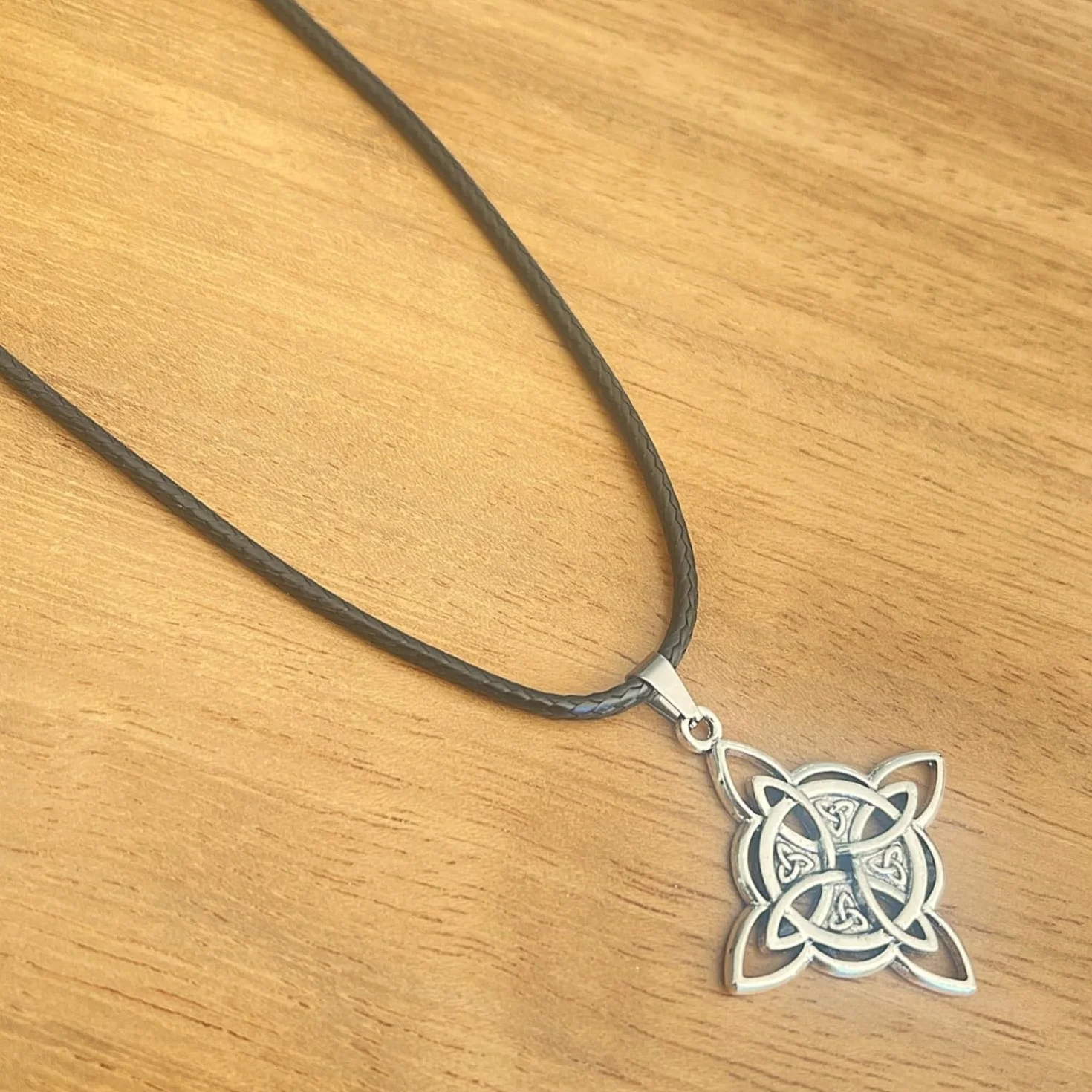 ASTER ALHELÍ Collier Celtique Pendentif Nœud de Sorcière Amulette de Protection Unisexe Gothique Bohème Cordon Noir