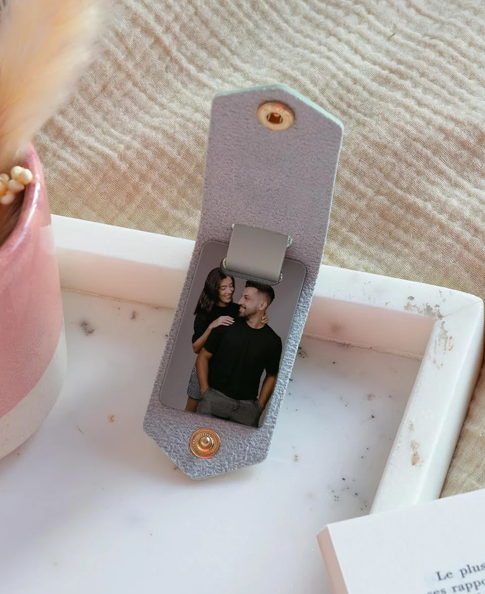 Porte Clé En Cuir Personnalisé avec Texte Gravé et Deux Photos