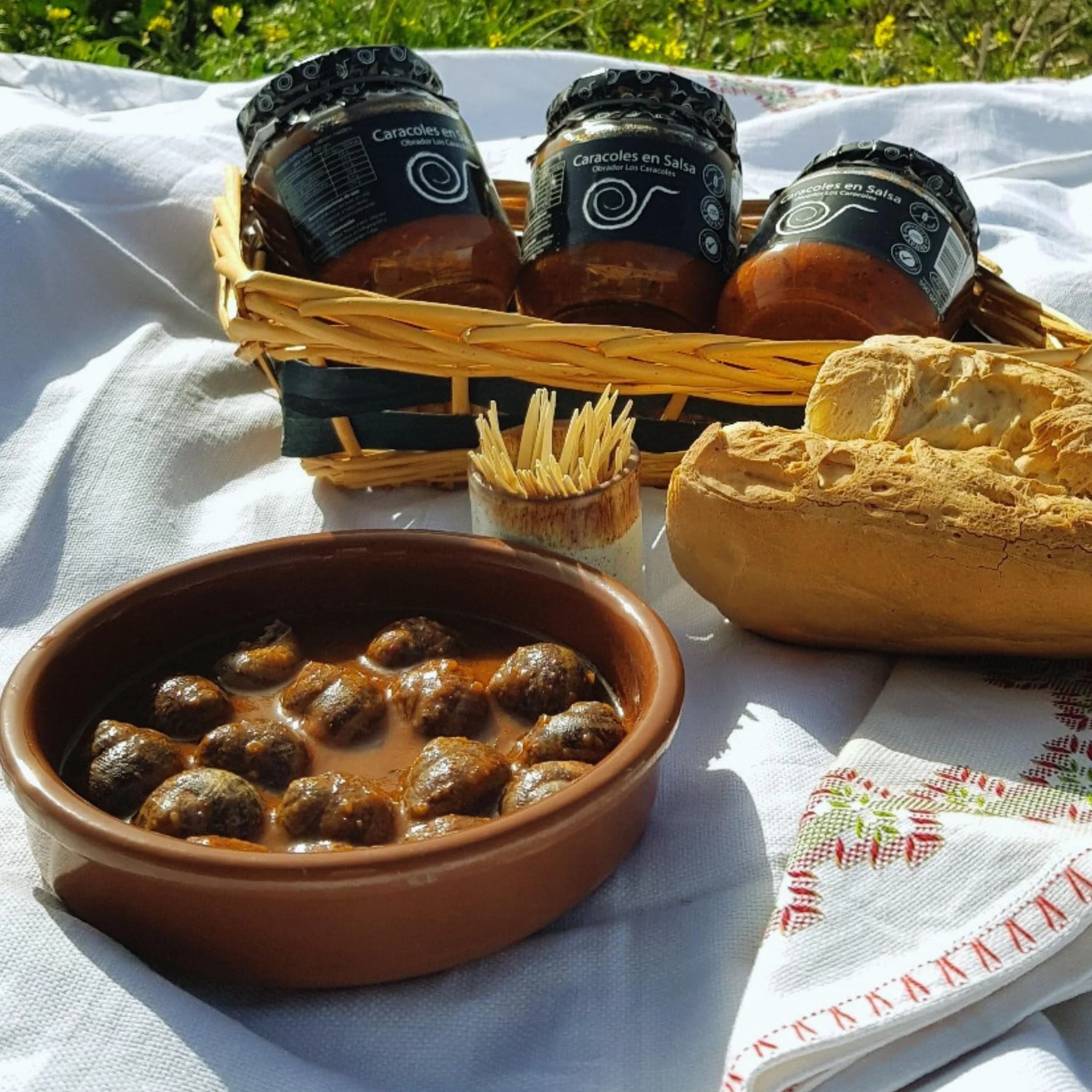 Escargots en sauce. Escargots cuits 550grs. Recette familiale, maison et artisanale. Escargots mijotés. Conserves gourmandes. Cadeau original pour tout le monde. Produit 100% fabriqué en Espagne.