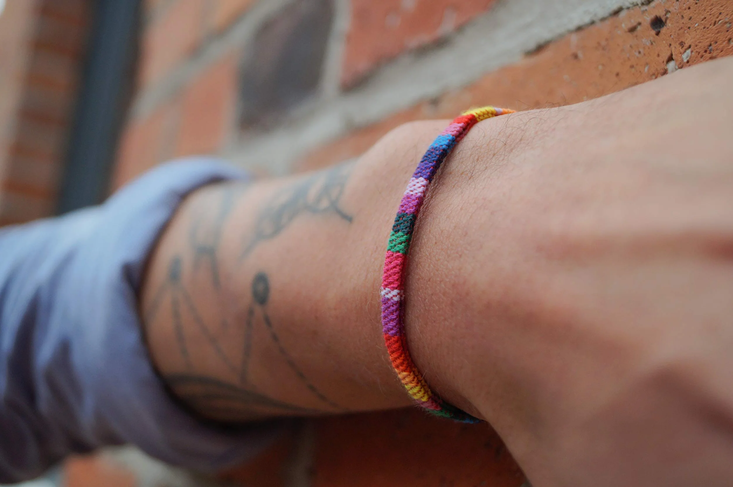 Bracelet Fierté LGBT CSD Festival Style Ethno Boho - Bijoux Surfeurs Artisanal - Bracelet Tissu Arc-en-Ciel