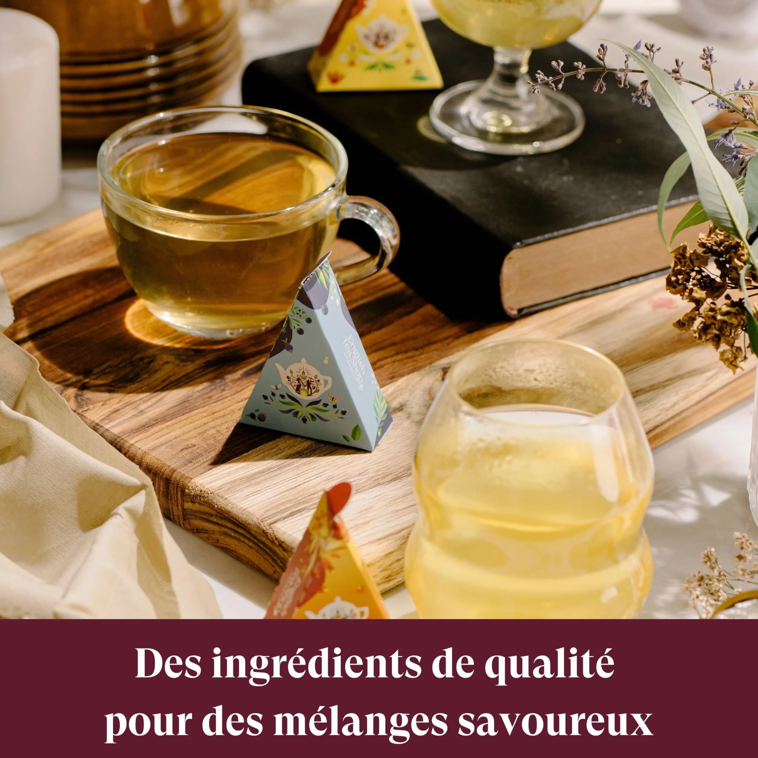 English Tea Shop - Calendrier de l'Avent Thés & Infusions bio Triangle rouge - 25 sachets de thé et infusions à déguster avant Noël - Idée cadeau Noël femme ou homme