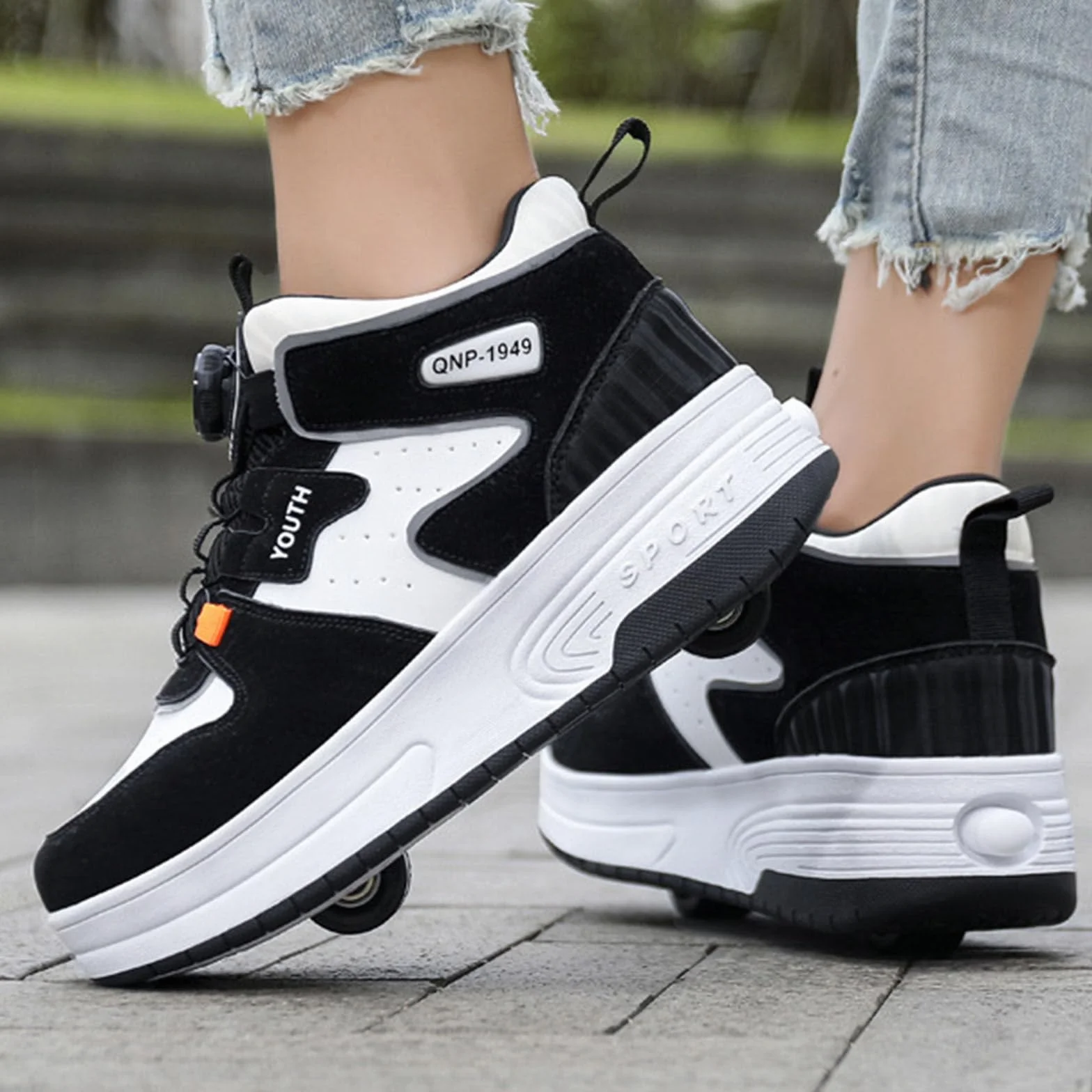Surwin Chaussures Roulettes Enfant Skateboard Mi-Montante Fille Garçon Roues Arrière Rétractables Basket Sneakers Roller