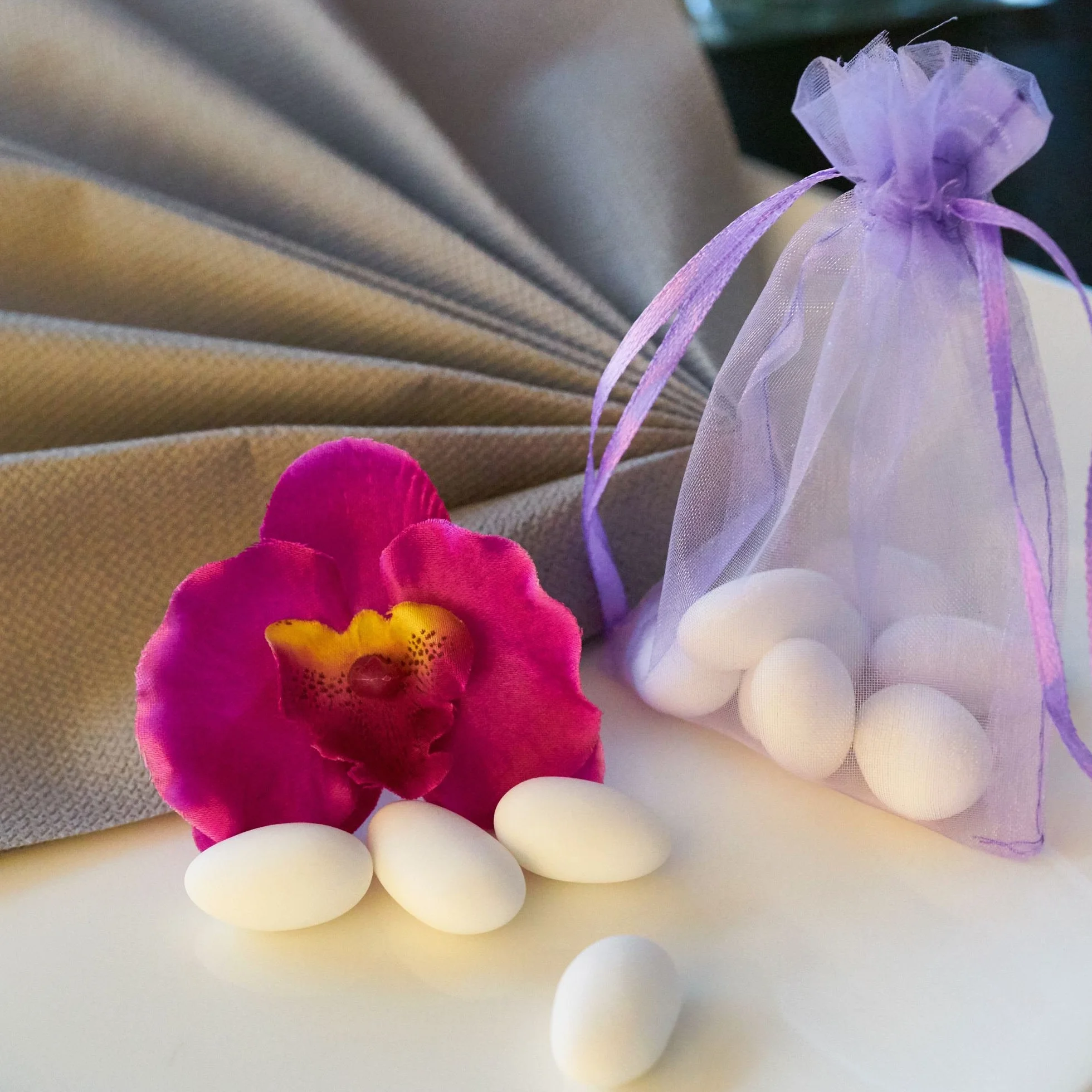 EinsSein 1kg Chocolat Dragees perles mariage Mix petit blanc-lilas-violet brillant 1 cm dragées baptême communion