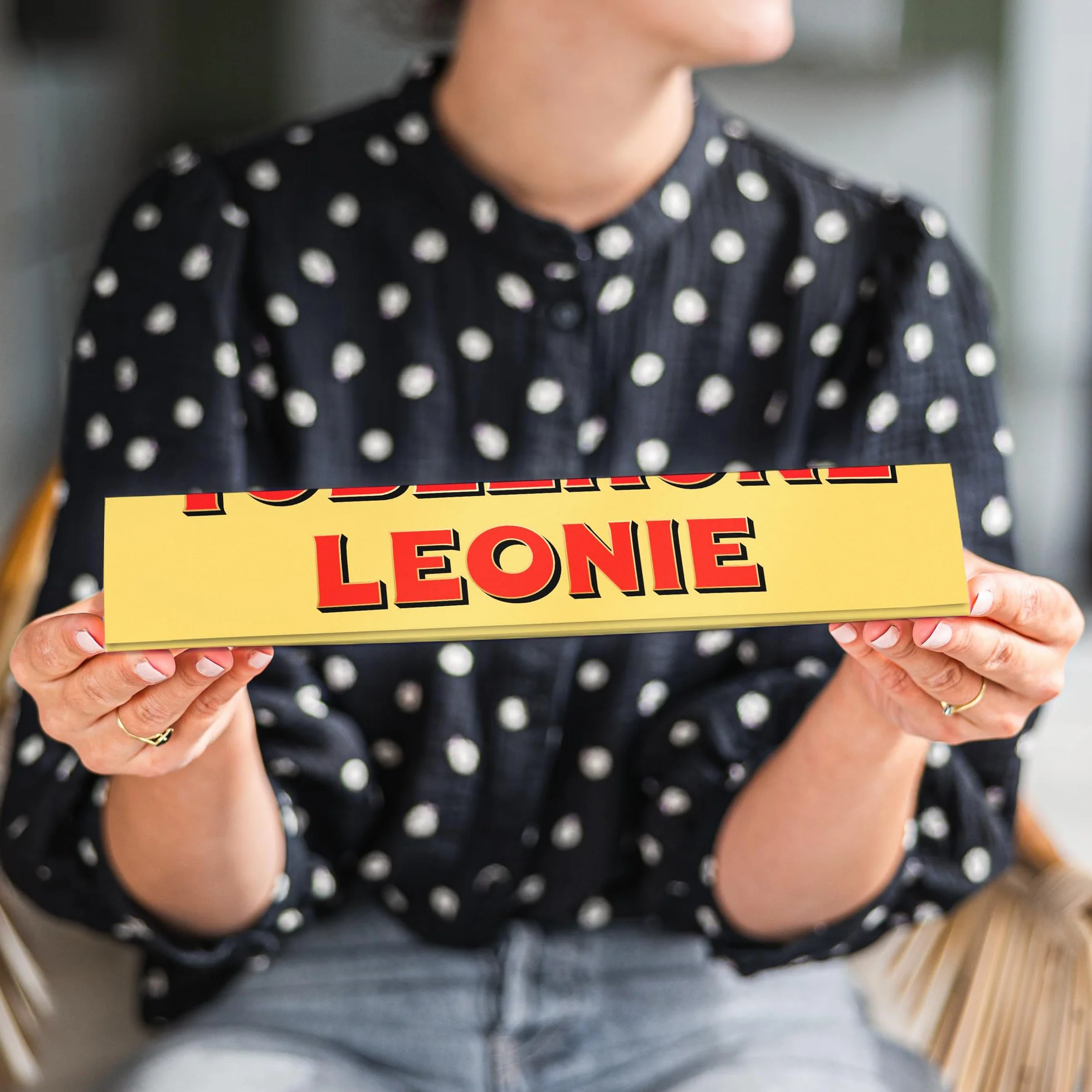 Toblerone personnalisée avec le nom - Cadeau anniversaire homme & femme, Personnalisez la barre Toblerone avec le nom de votre choix, chocolat au lait avec du nougat miel-amandes (360 Grammes)