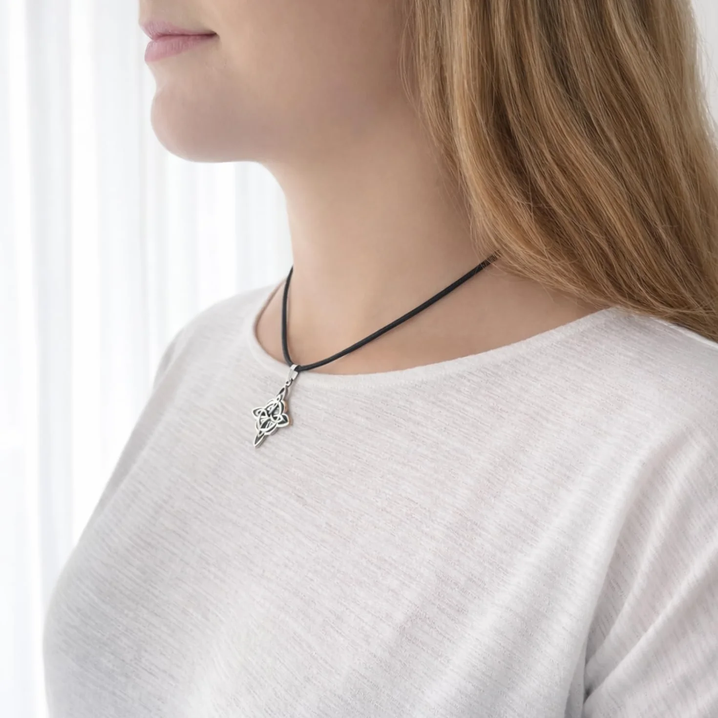 ASTER ALHELÍ Collier Celtique Pendentif Nœud de Sorcière Amulette de Protection Unisexe Gothique Bohème Cordon Noir