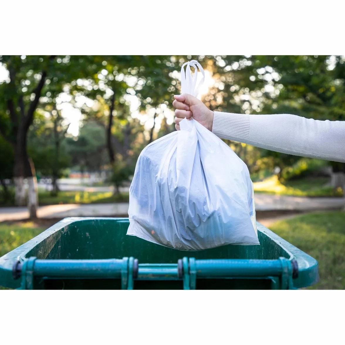 Lot de 300 sacs poubelle avec poignée de transport 25 litres - 30 sacs par rouleau - Résistants à la déchirure et aux liquides - Produit et emballage recyclables, Lot de 10