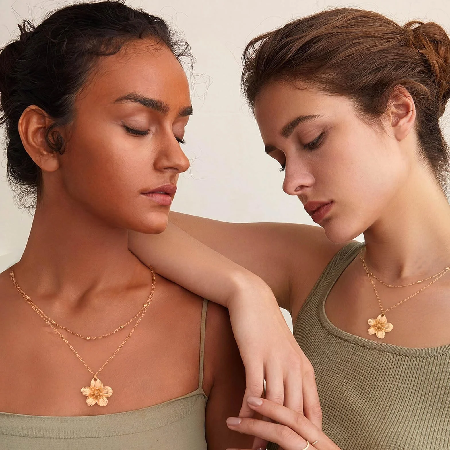 Colliers Femmes en Or, Collier Pendentif Fleur Métallique Dorée, Ensemble de Colliers Ras Chaîne Délicate en Or, Bijoux Tendance Empilés