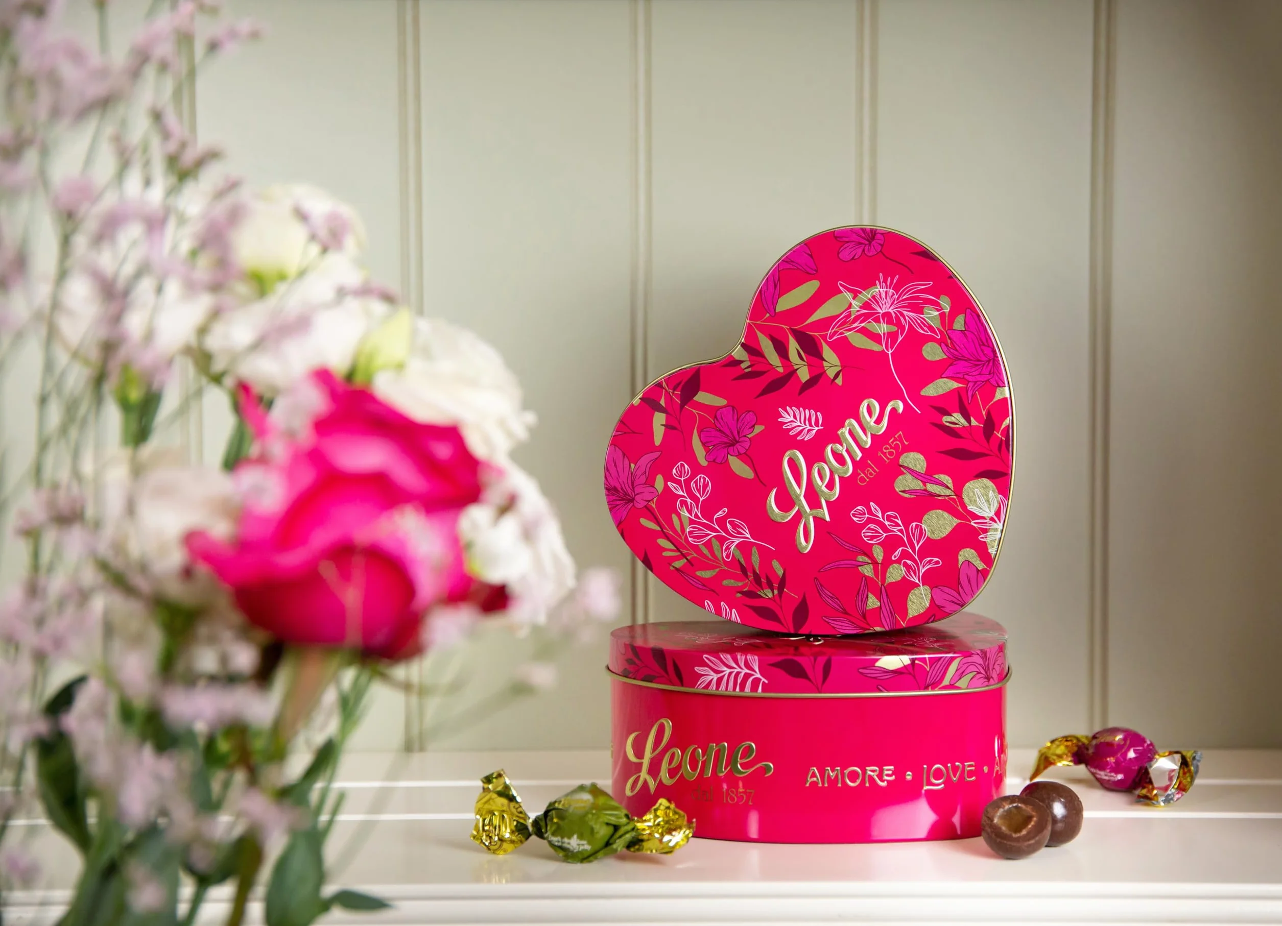 Leone depuis 1857 - Boîte en métal Cœur avec Boules Assorties – Pâtes de fruits Enrobées de Chocolat Noir 70%- Sans Gluten – Coffret Cadeau de 100g