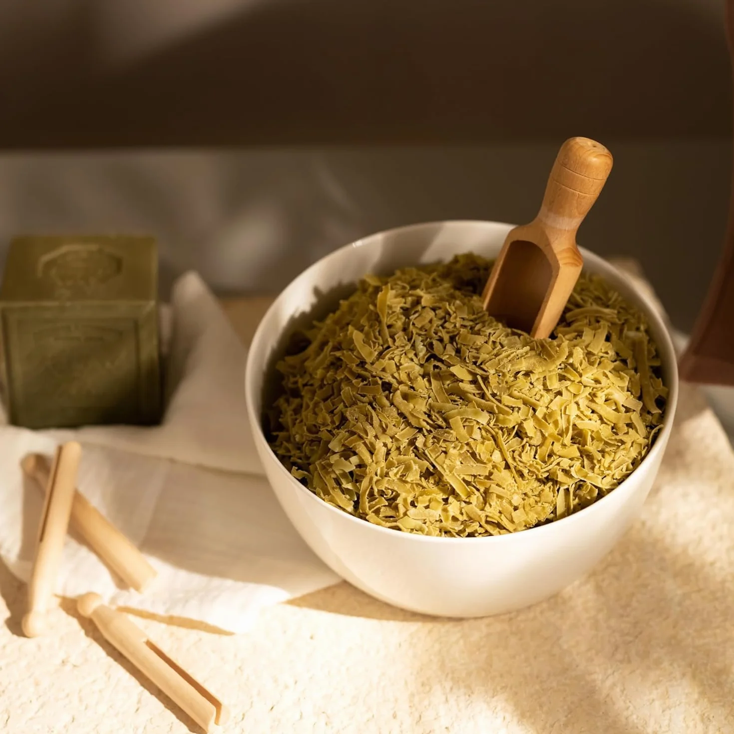 Rampal Latour - Paillettes de Savon de Marseille Vert pur à l'huile d'olive pour le linge - Copeaux Extra fins - Machine ou Main - Toutes températures et tissus - Hypoallergénique- 100 lavages - 1.5Kg