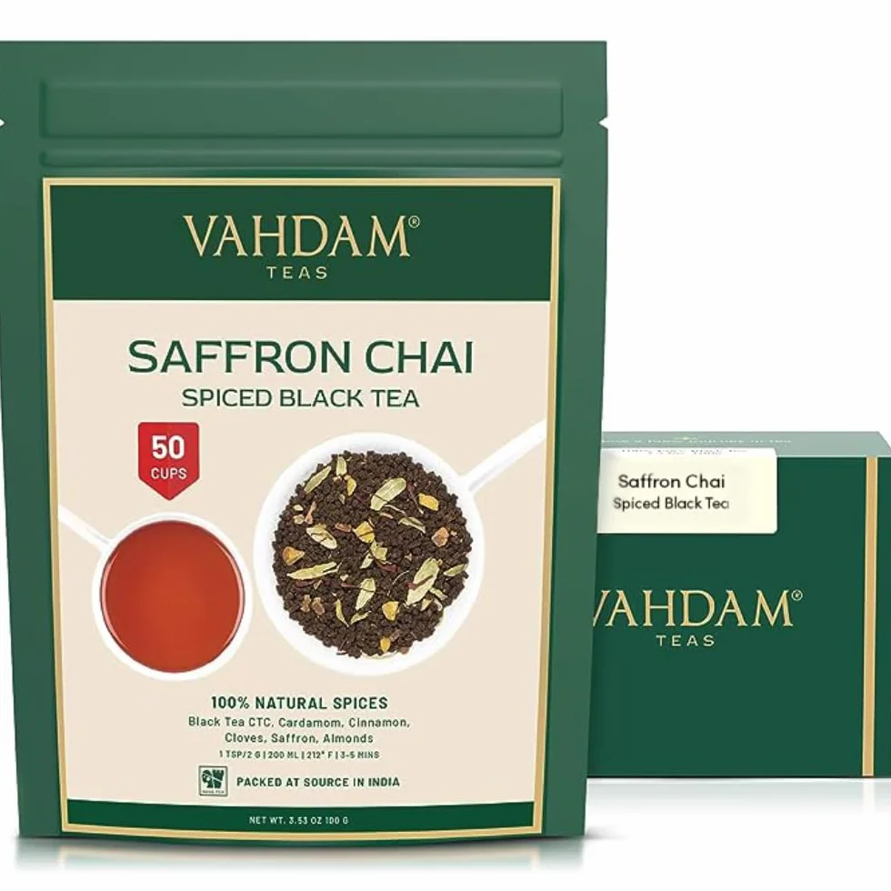 VAHDAM Chai épicé safran (feuille d'oie, 50 tasses, 100 g) | Thé noir avec cardamome, cannelle, clou de girofle, amande et safran | Profitez chaud, glacé ou comme chai latte