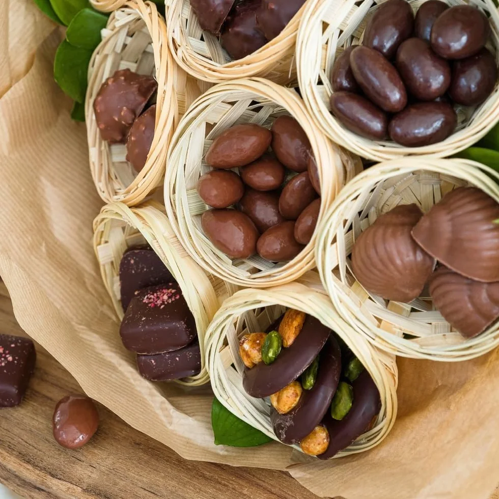CHOCOLATS LOUIS - Chocolat a Offrir Français et Artisanal - Bouquet 285 g - Panier Gourmand - Coffret Cadeau Anniversaire Mamie Fete des grands meres Paques