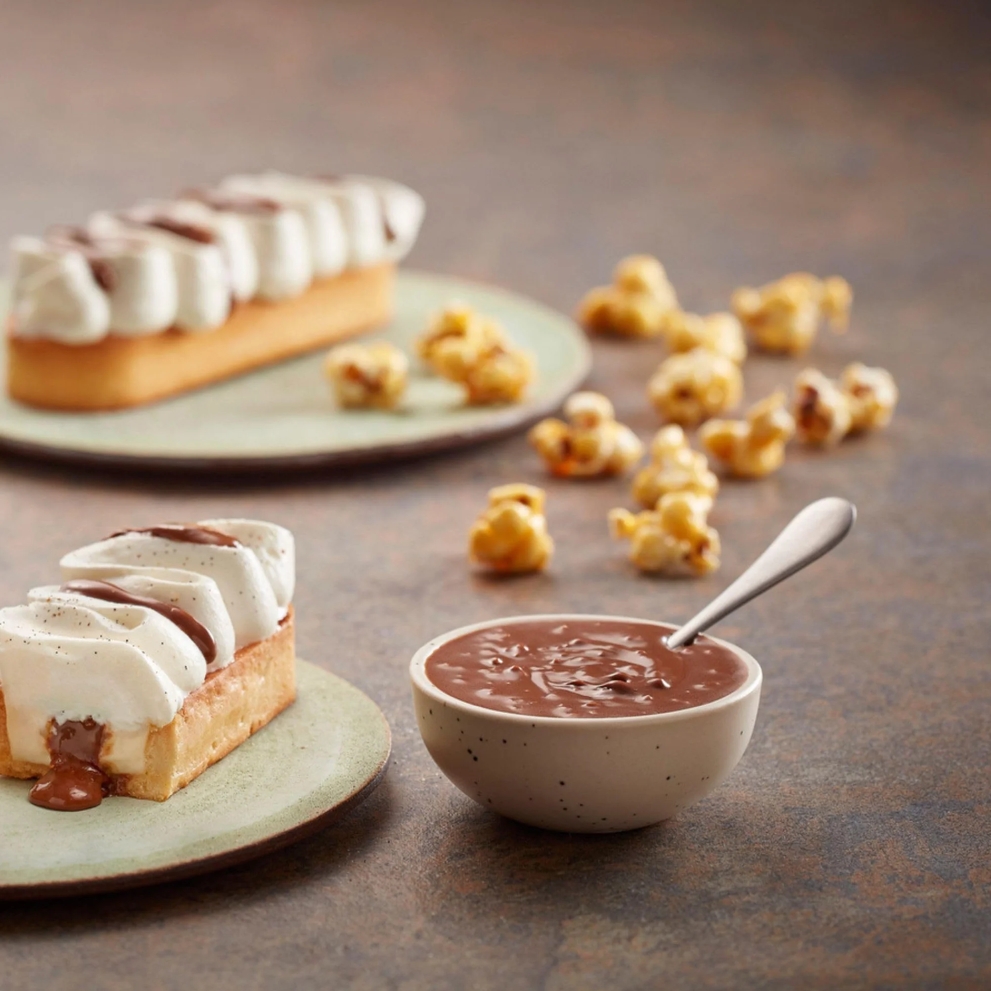 NESTLÉ DOCELLO Sauce Sensation Caramel Popcorn - Sauce Dessert au Caramel Saveur Popcorn - Avec Eclats de Maïs Grillé - Aide à la Pâtisserie, Topping, Nappage Gâteau, Coulis - Bouteille Squeeze - 750g