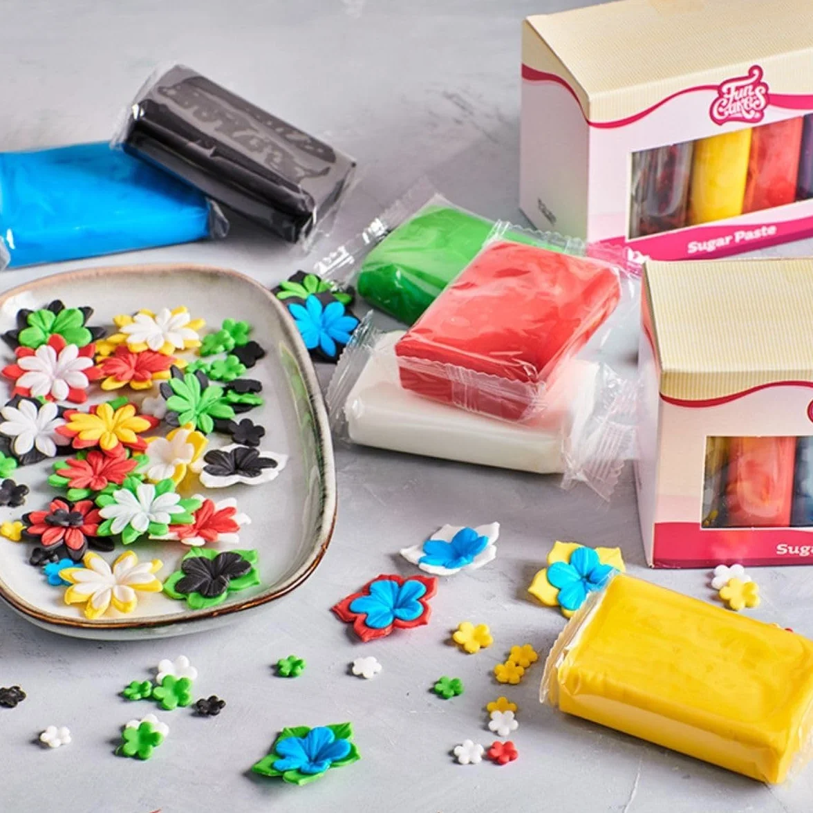 FunCakes Multipack de fondant Facile à utiliser, lisse, flexible, doux et souple, parfait pour la décoration de gâteaux, sans halal, casher et sans gluten. 5 couleurs, 5 x 100 g, couleurs essentielles
