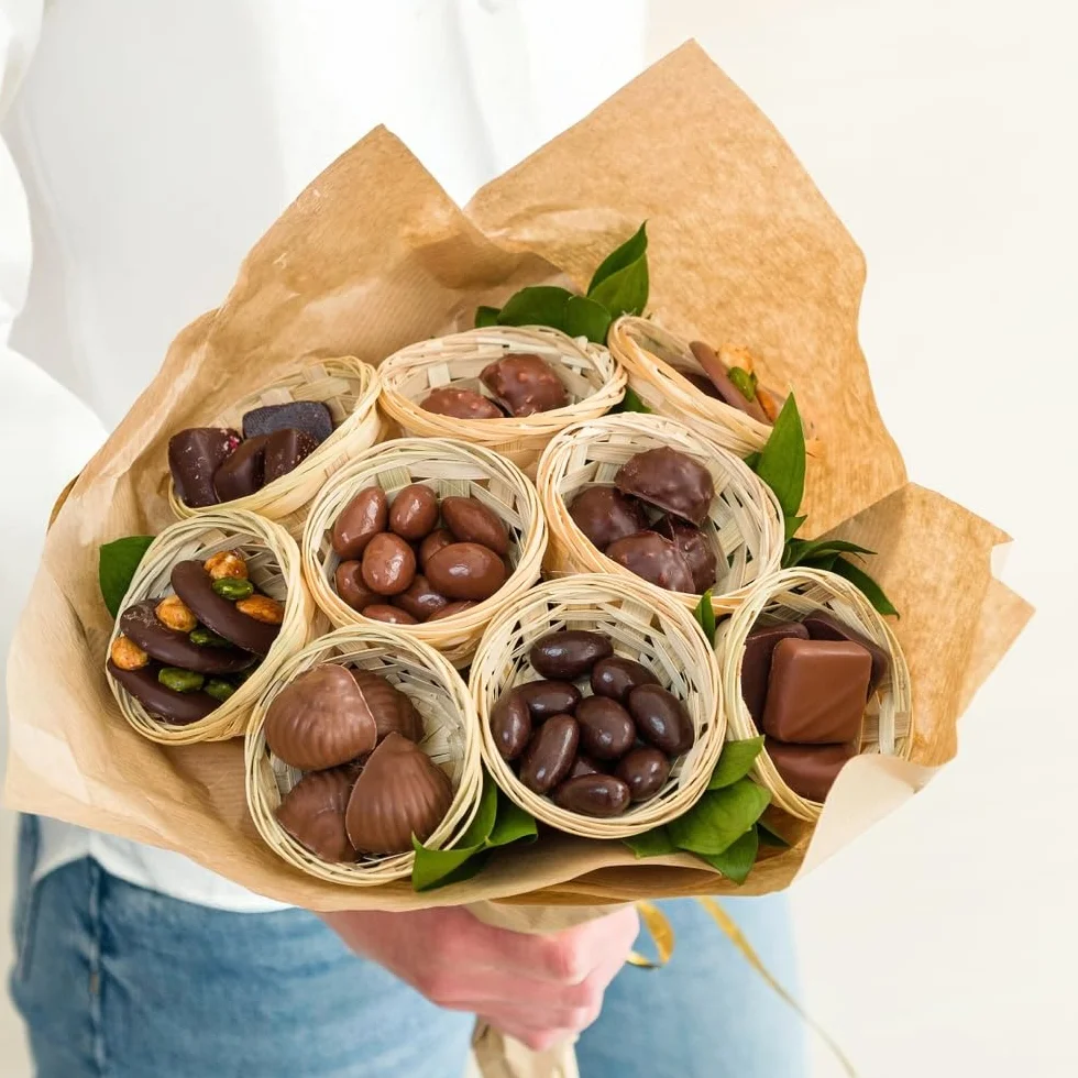 CHOCOLATS LOUIS - Chocolat a Offrir Français et Artisanal - Bouquet 285 g - Panier Gourmand - Coffret Cadeau Anniversaire Mamie Fete des grands meres Paques