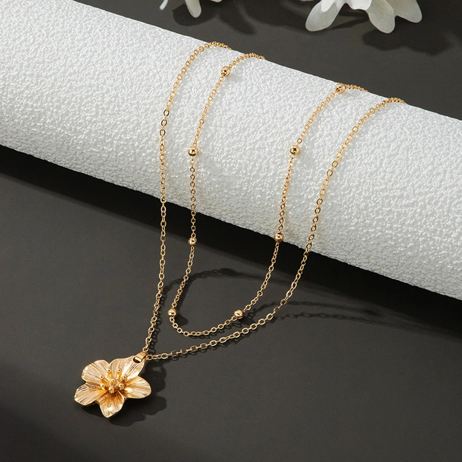 Colliers Femmes en Or, Collier Pendentif Fleur Métallique Dorée, Ensemble de Colliers Ras Chaîne Délicate en Or, Bijoux Tendance Empilés
