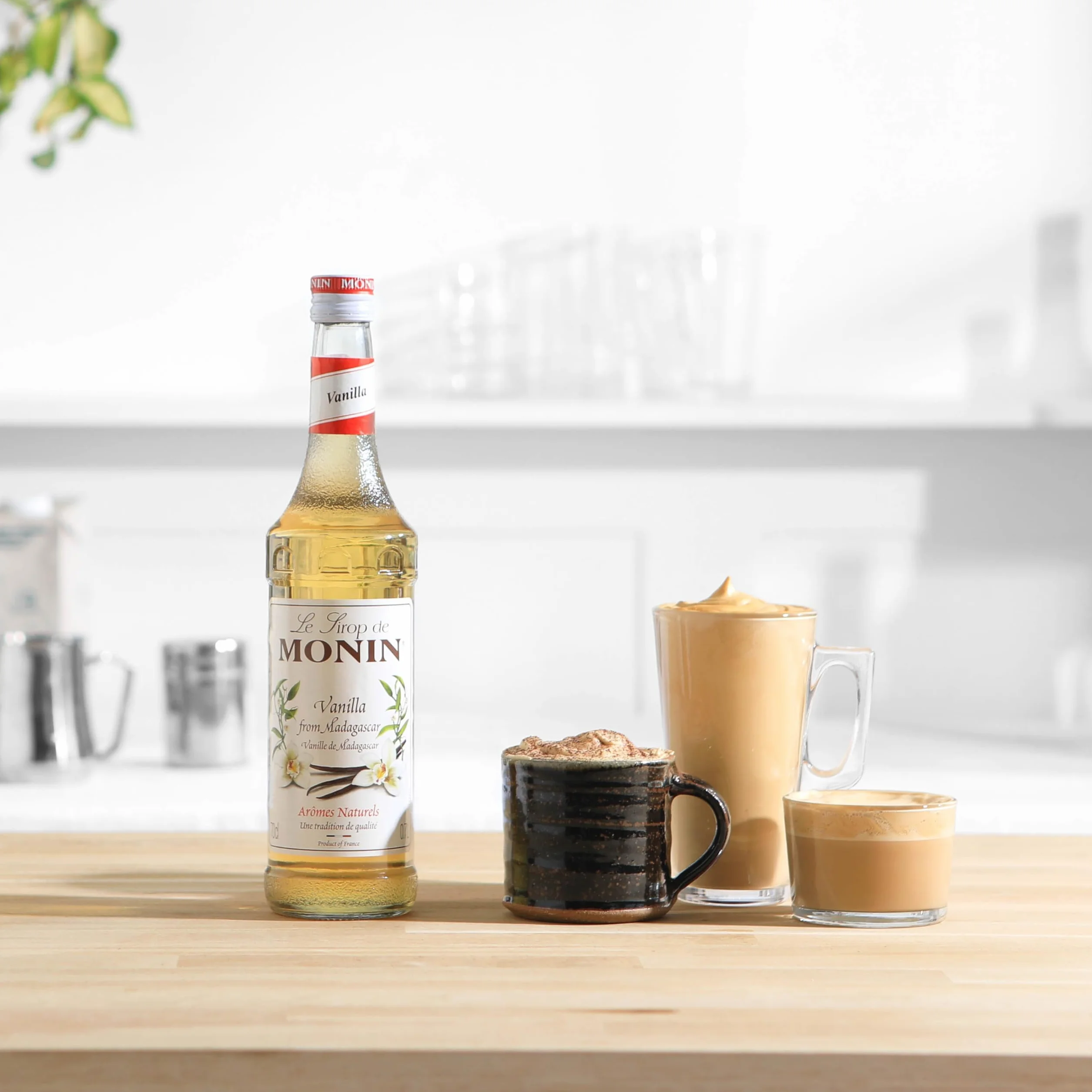 MONIN - Assortiment Sirop de Vanille de Madagascar et Sirop Saveur Noisette - Pour Café, Chocolat Chaud, Capuccino ou Latte - Arômes Naturels - Bouteille en Verre - 2 x 70 cl