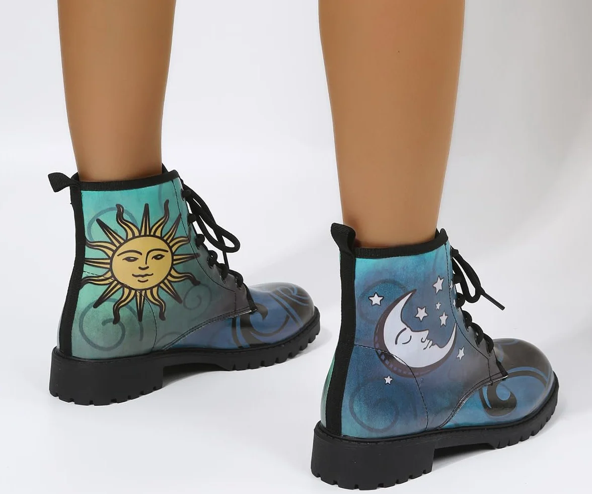Ulalaza Bottes pour Femmes Bout Rond Talons Bloc Bottines Plateforme Gothique À Lacets Punk Bottes de Combat en Cuir Imprimé Multicolore