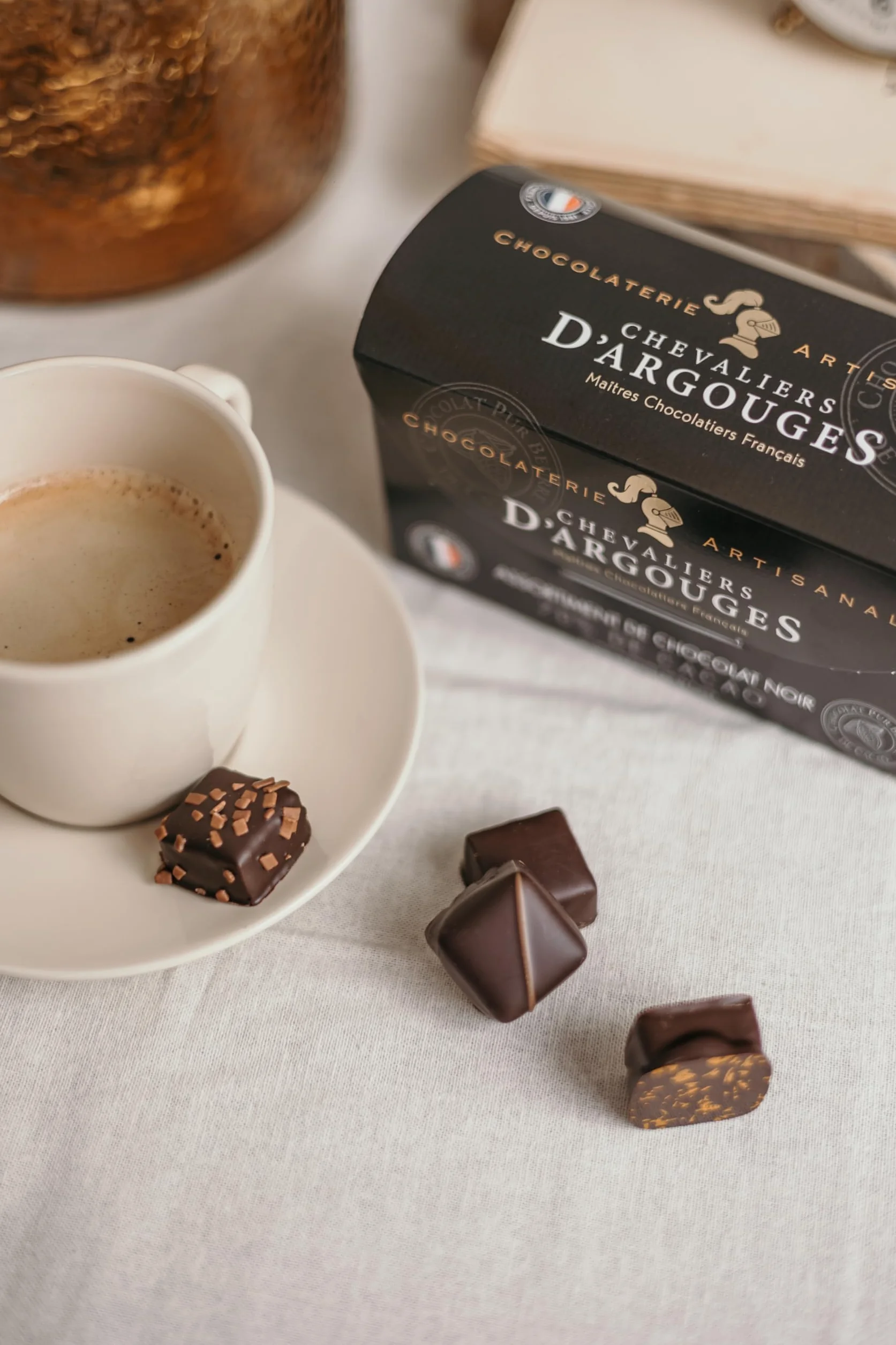 CHEVALIERS D'ARGOUGES Maîtres Chocolatiers Français - Assortiment de chocolats noir 70% - Ballotin dégustation 185g