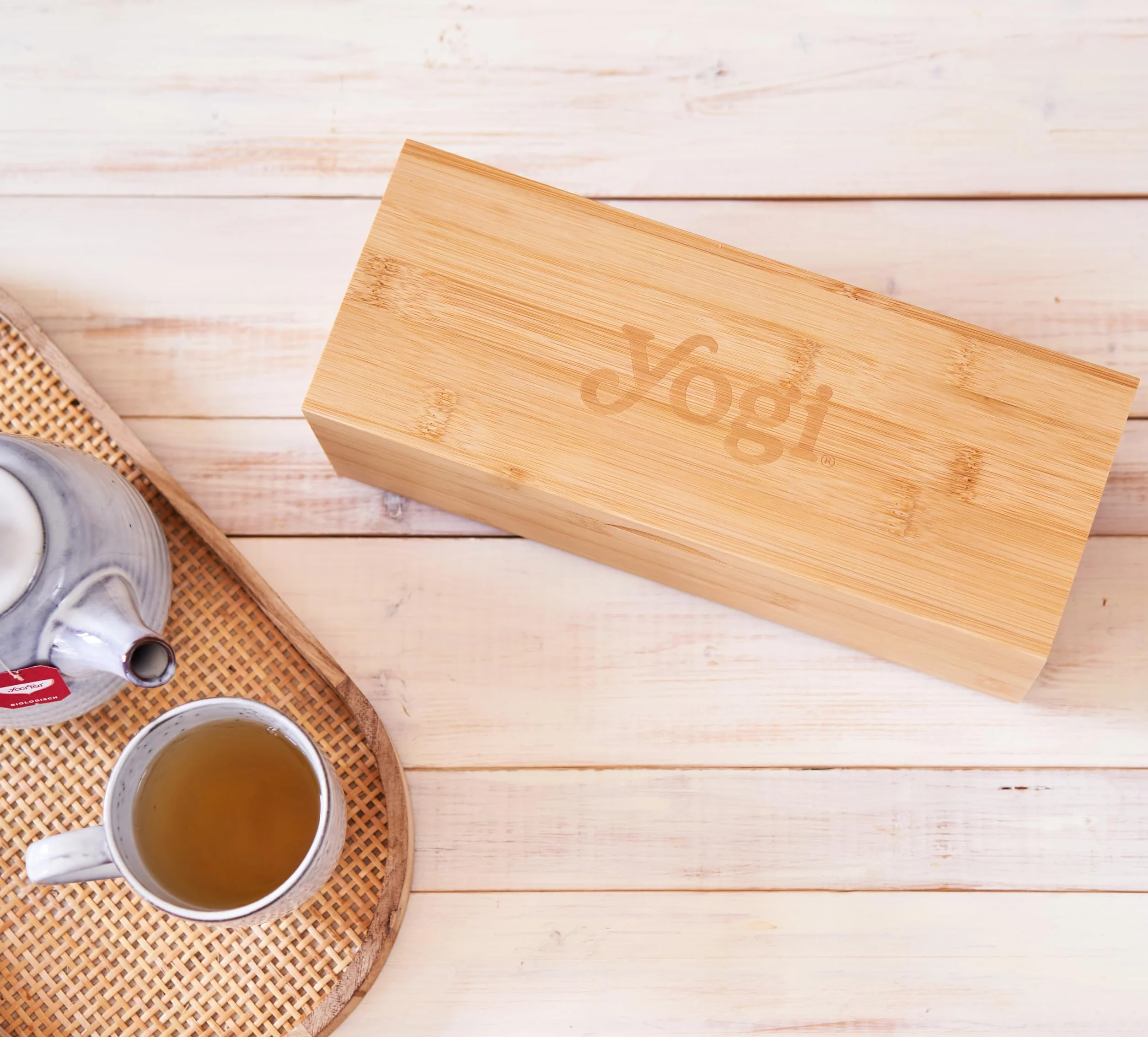 YOGI TEA - Boîte à thé en Bambou et Infusions bien-être, Coffret Cadeau Thés avec 8 sortes de thé sélectionnées, au total 48 Sachets de Thé (8x6), idéal pour la conservation