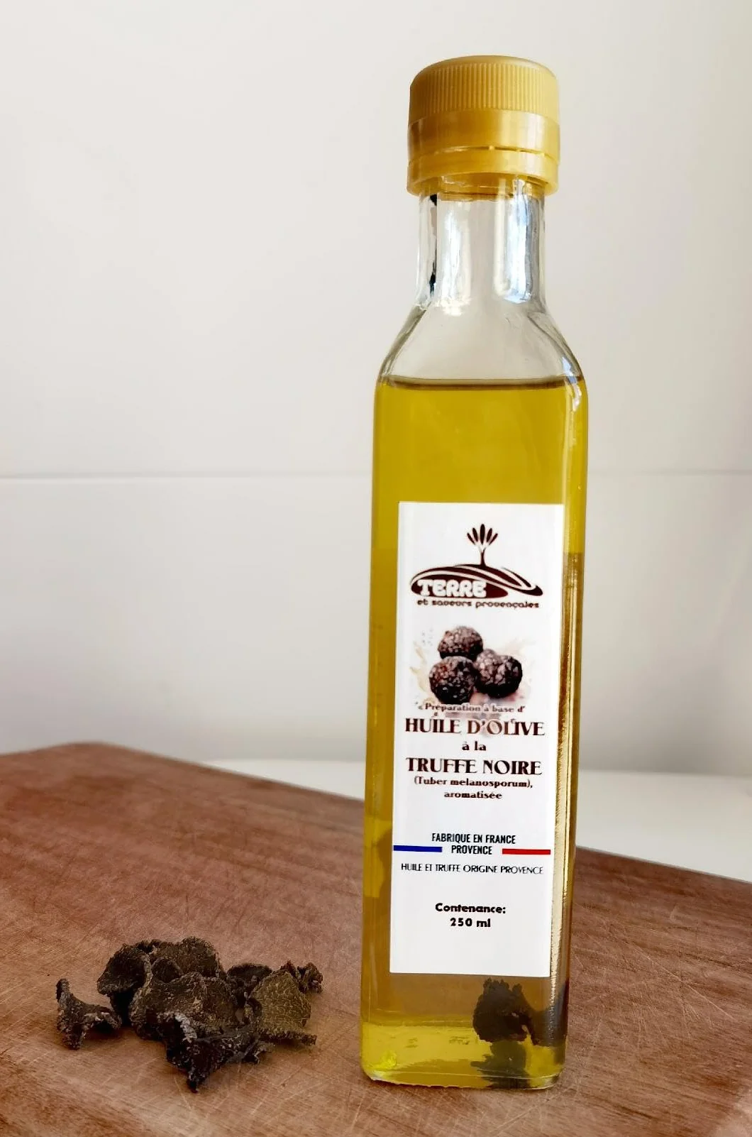 Huile de Truffe avec véritable morceaux de truffe noire - 250 ml - Huile d'olive Française, Truffe Tuber Melanosporum française - pour sauces et affiner les plats - Provence -