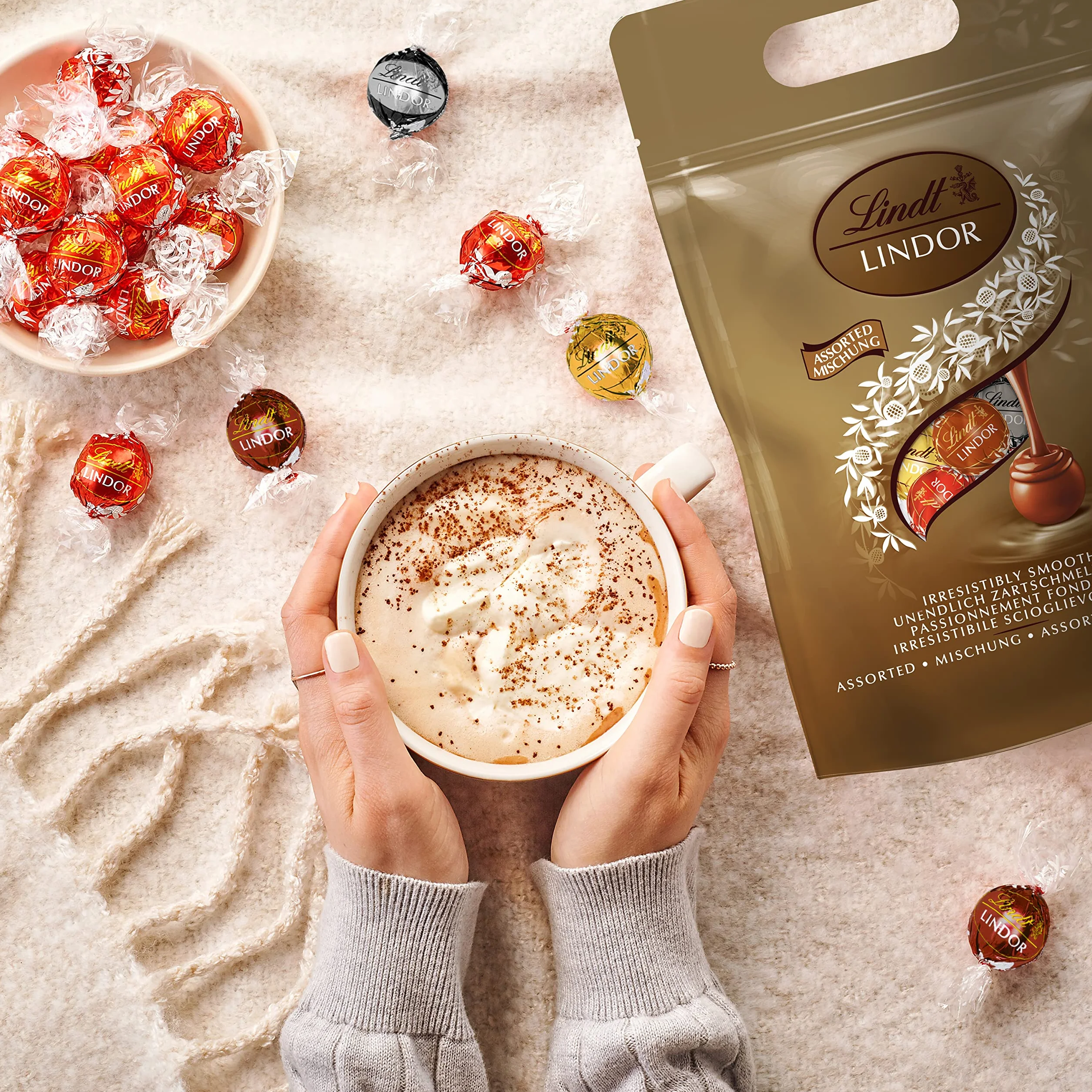Lindt - Sachet Grand format LINDOR - Assortiment de Chocolats au Lait, Noir 60%, Blanc et Lait-Noisettes - Cœur Fondant, 1kg