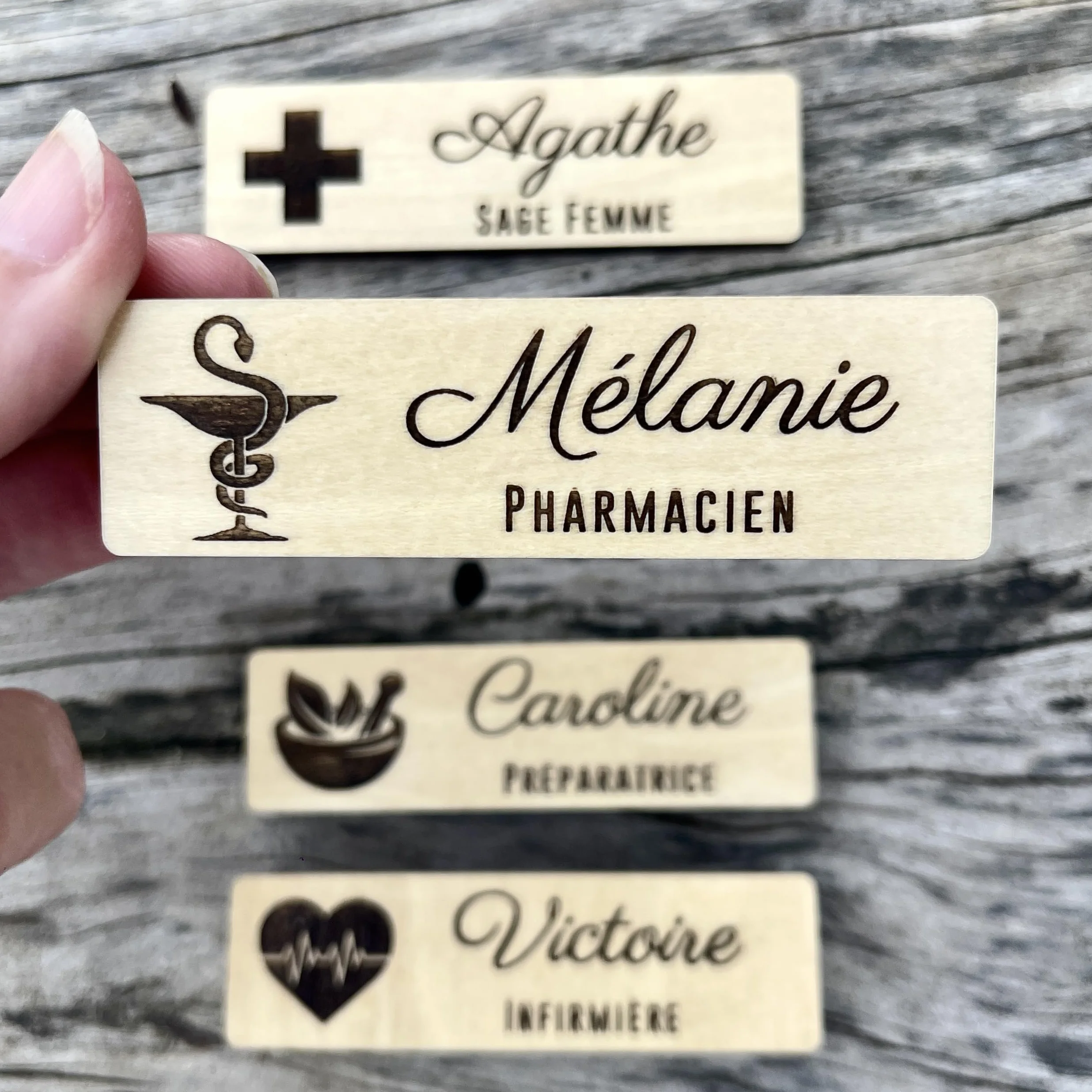 Badge Personnalisé en Bois avec Aimant Pharmacien Infirmier