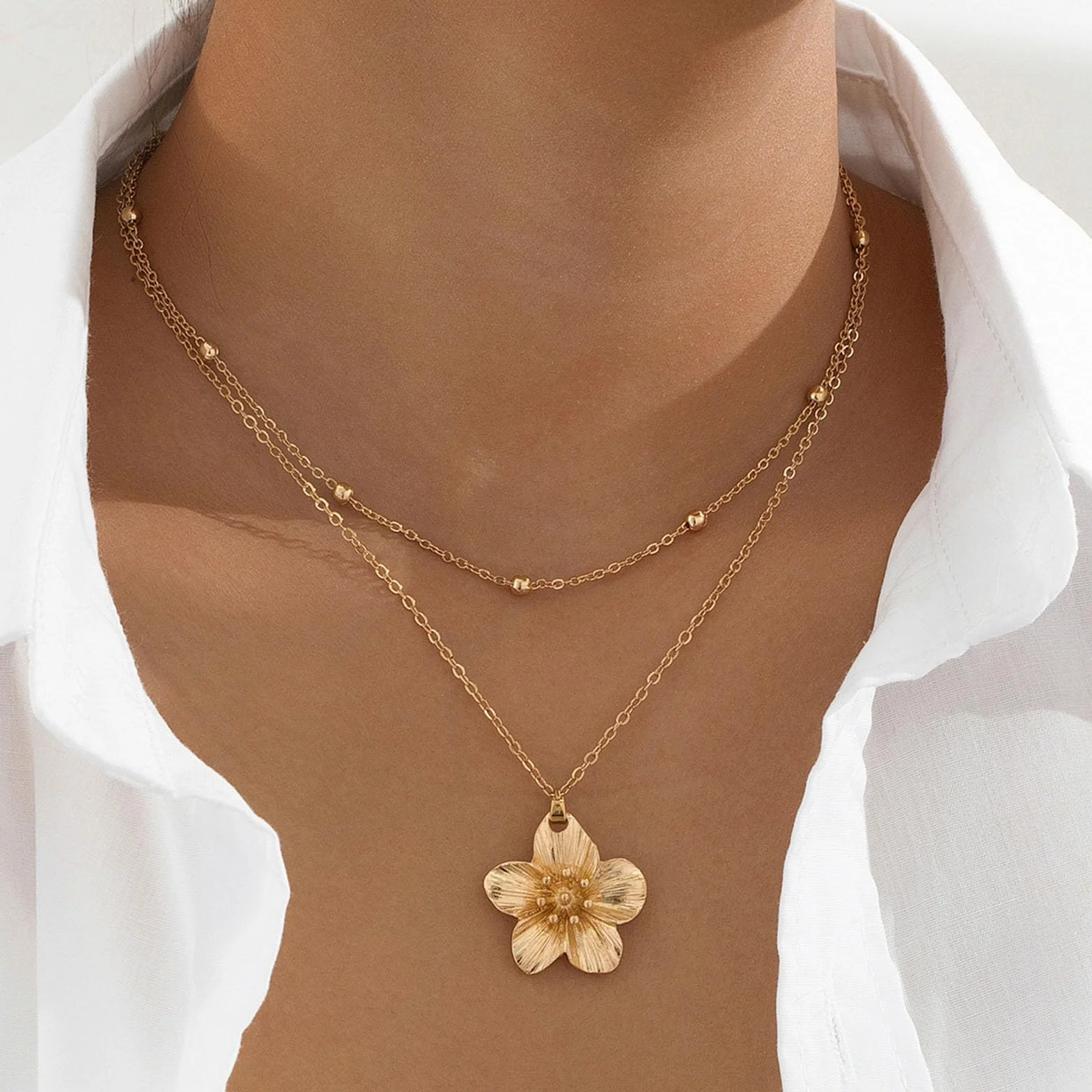 Colliers Femmes en Or, Collier Pendentif Fleur Métallique Dorée, Ensemble de Colliers Ras Chaîne Délicate en Or, Bijoux Tendance Empilés