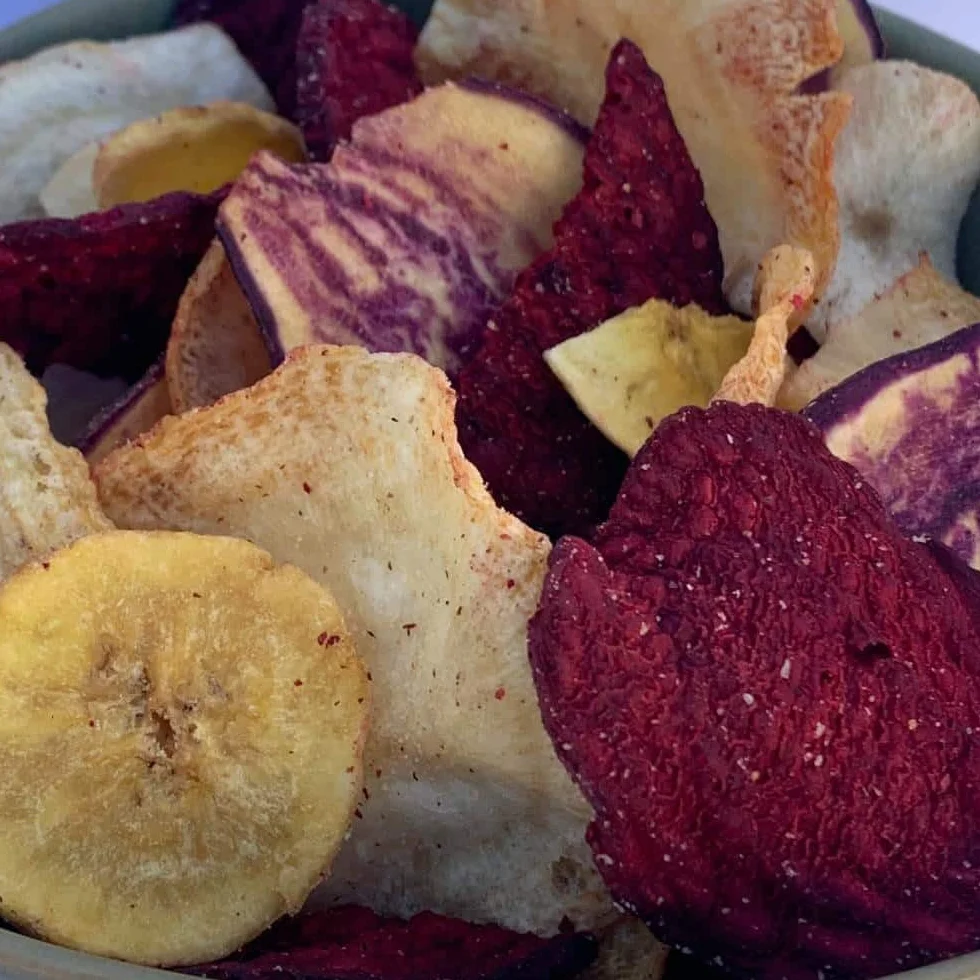 NULTHY - Chips de Légumes 450gr - Snack Croquant et Sain - Sans Gluten, Sans Gras Trans et Sans Conservateur - Patate Douce Violette, Banane, Carotte Blanche, Manioc, Betterave