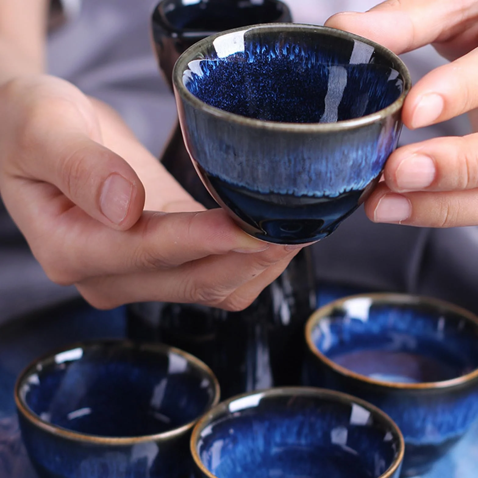 GOEDCH Ensemble de saké japonais traditionnel : ensemble de vin de riz bleu pour le style japonais Contient 4 gobelets à saké et 1 pot à saké, ensemble de saké artisanal pour la maison et les