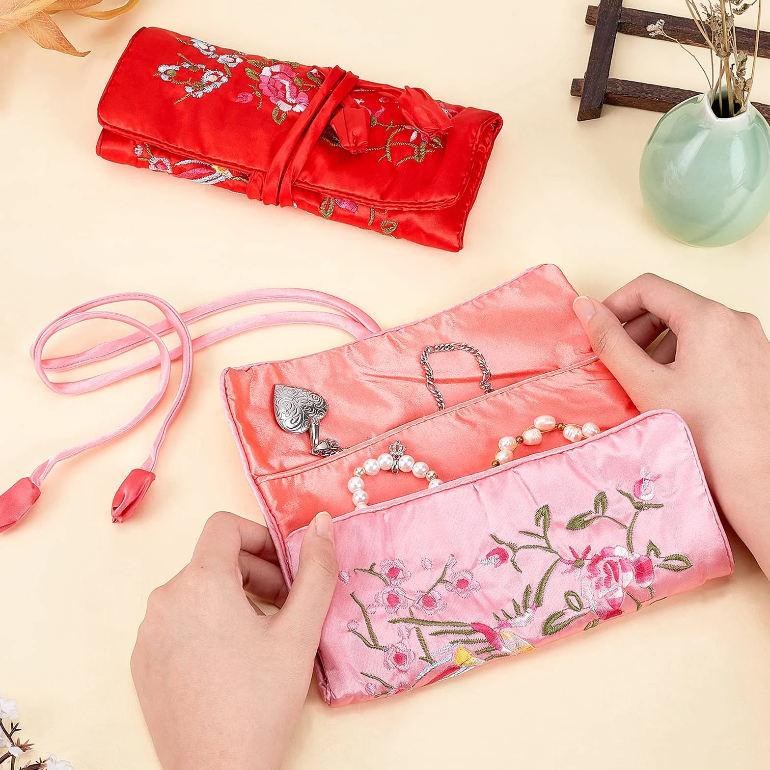 PH PandaHall 2pcs Organisateur de Bijoux en Rouleau, Sac en Brocart à Fleurs Sac de Voyage Pliable avec Fermeture à Nouer pour Bagues Collier