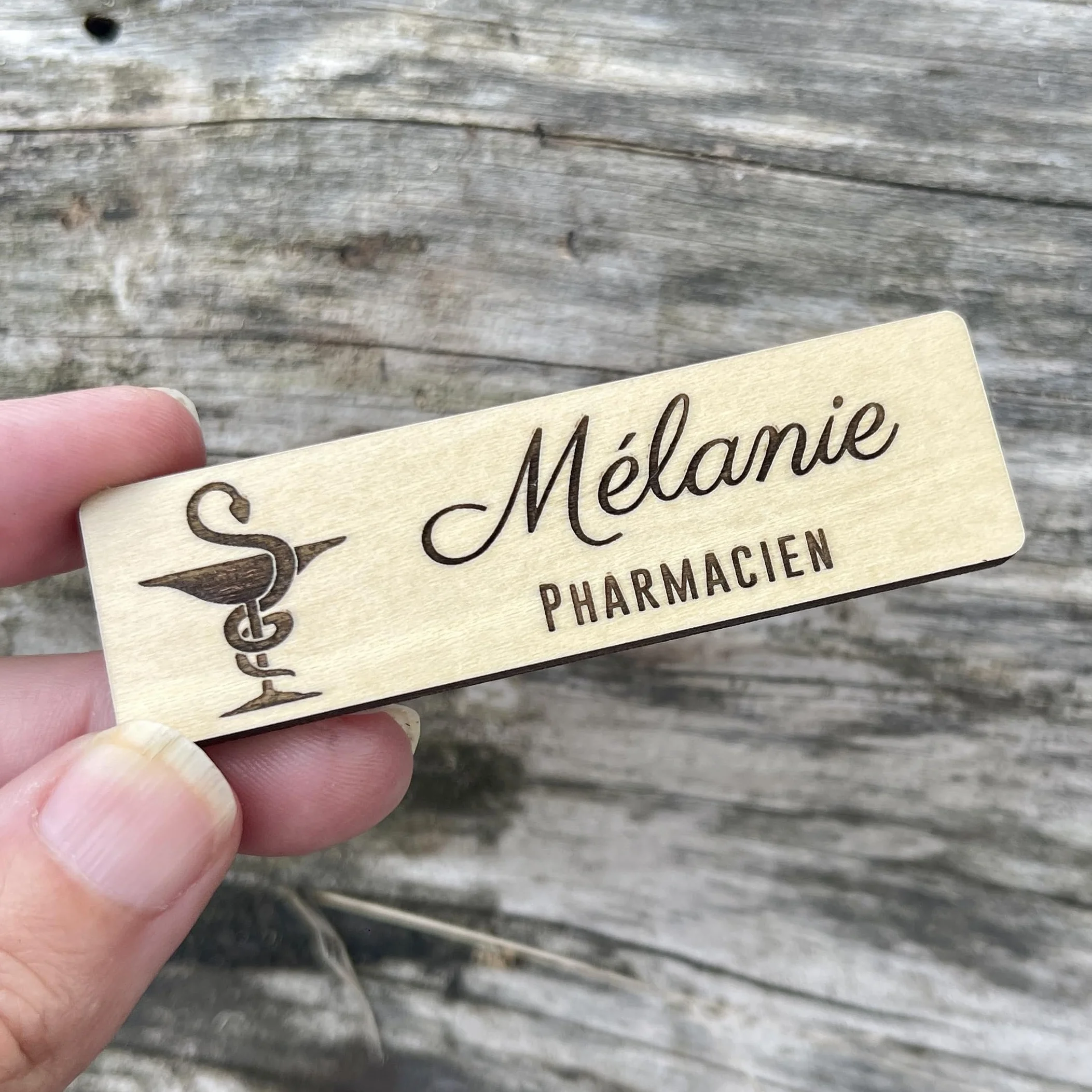 Badge Personnalisé en Bois avec Aimant Pharmacien Infirmier