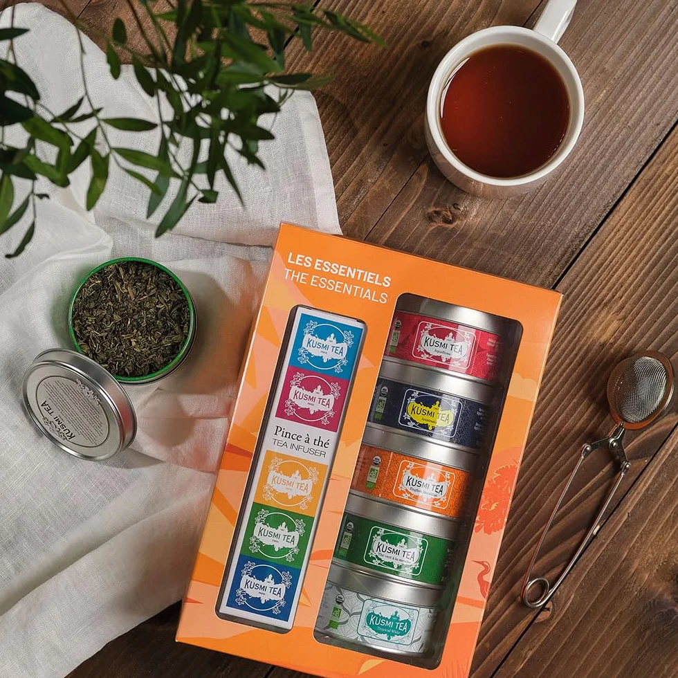 Kusmi Tea - Coffret "Les Essentiels" + Pince à Thé - Assortiment de Thés Bio - Idée Cadeau Homme et Femme - Thés Noirs, Thés Verts et Infusions - Fabriqué en France - 5 Boîtes de 25g