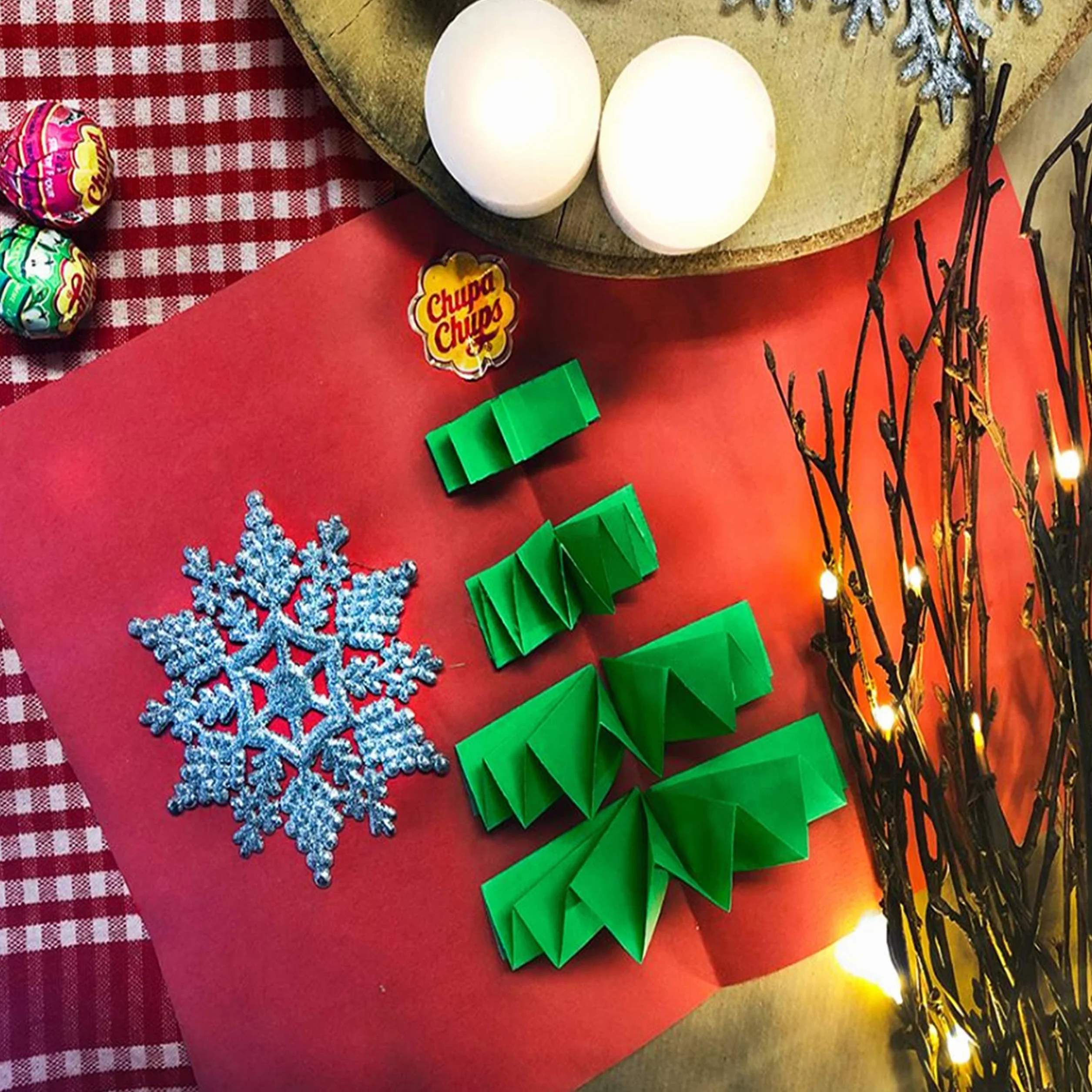 Chupa Chups - Calendrier de l'Avent pour Noël - Assortiment de 24 Confiseries - Sucettes et Chewing-Gums - Alternative au Calendrier de l'Avent Chocolat - Nouvelle Surprise Tous les Jours