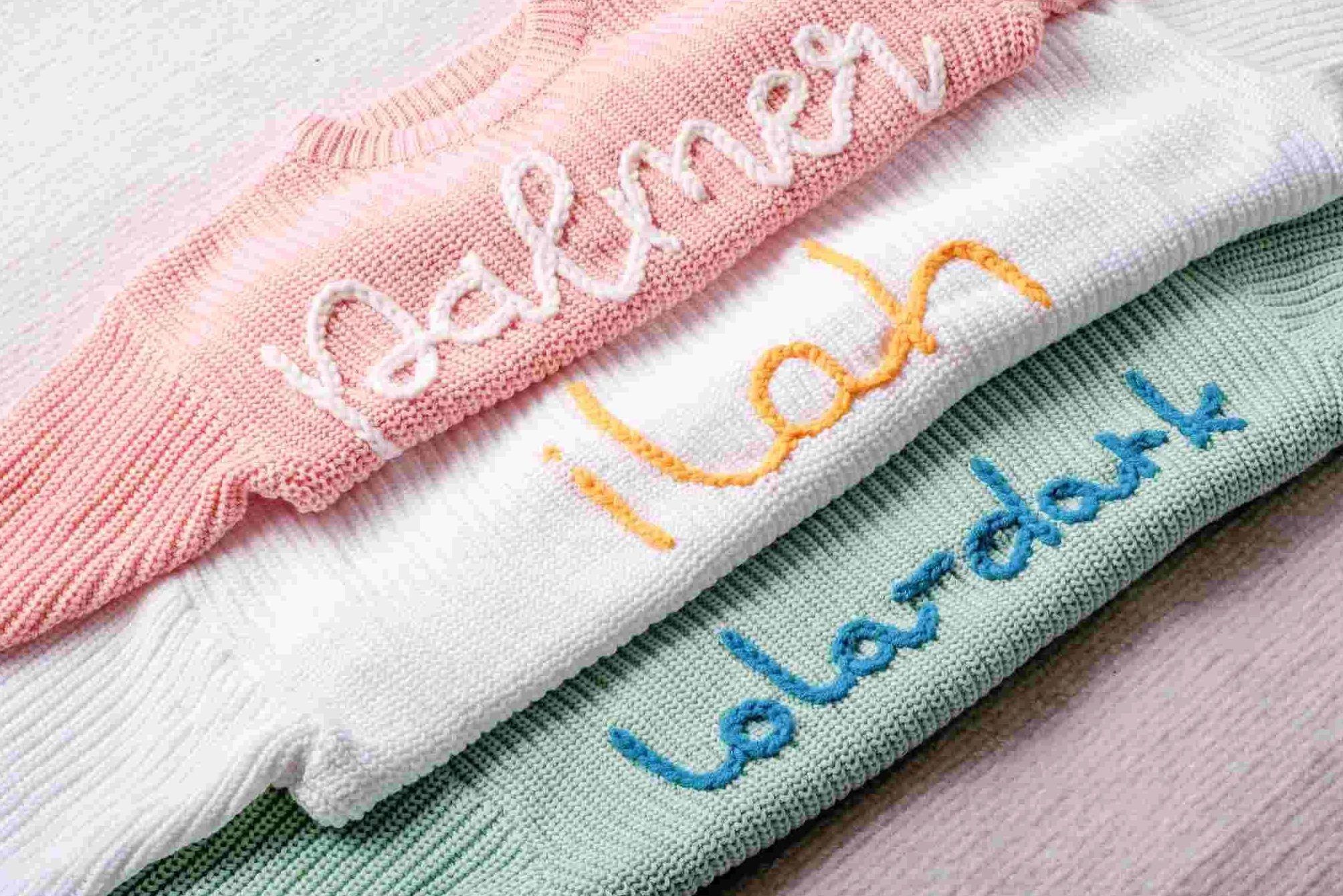 Pull Tricot Personnalisé Bébé avec Nom et Monogramme Brodés Main, Cadeau