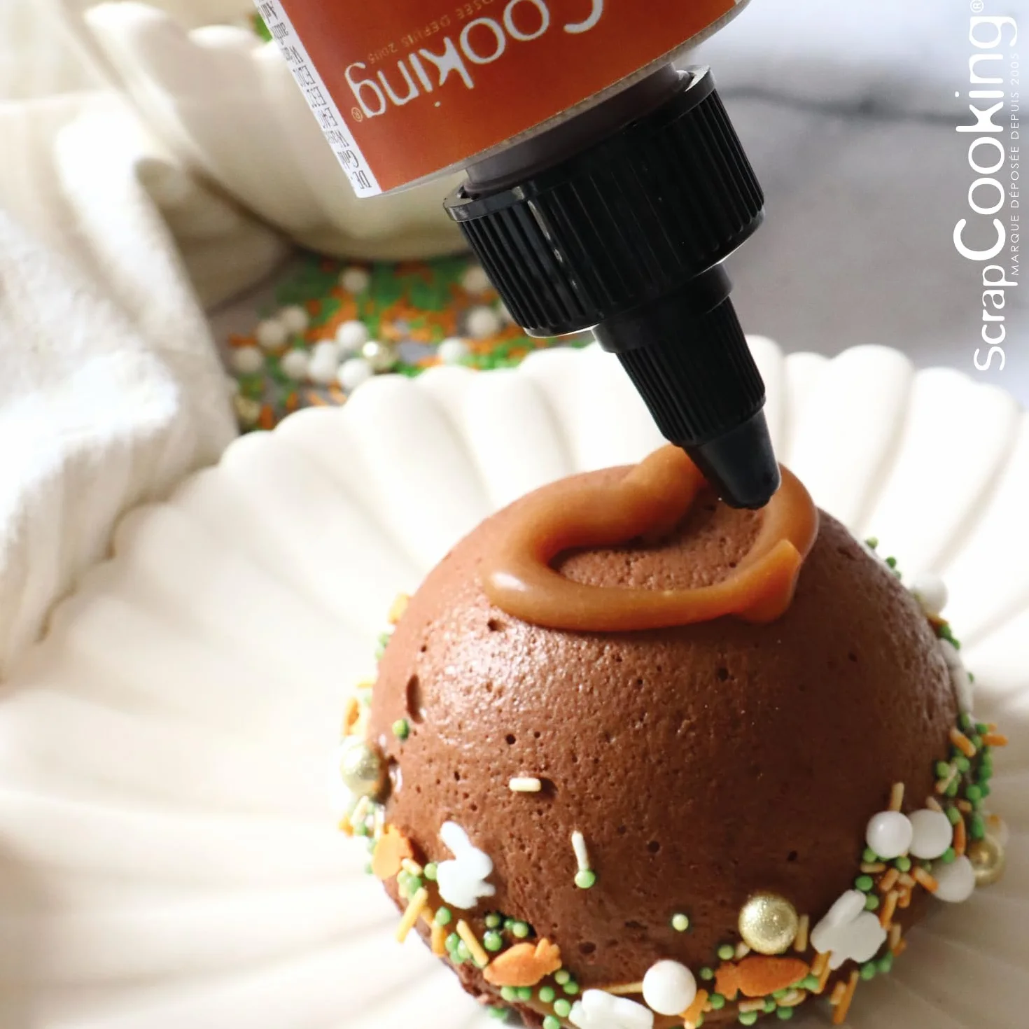 ScrapCooking - Nappage Caramel 160 g - Flacon Squeezer - Pour Topping & Décoration Gâteaux, Glaces, Yaourts, Crêpes & Gaufres - Déco Alimentaire Pâtisserie - 8562