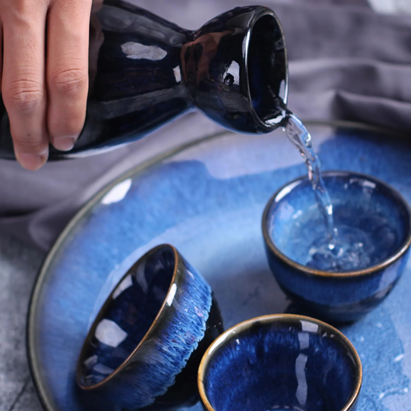 GOEDCH Ensemble de saké japonais traditionnel : ensemble de vin de riz bleu pour le style japonais Contient 4 gobelets à saké et 1 pot à saké, ensemble de saké artisanal pour la maison et les
