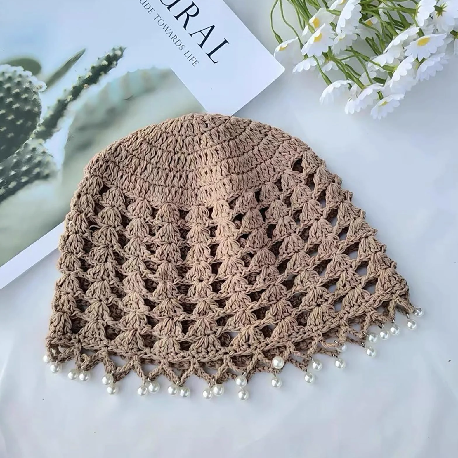 Chapeau léger fait main en crochet bohème avec bordure perlée