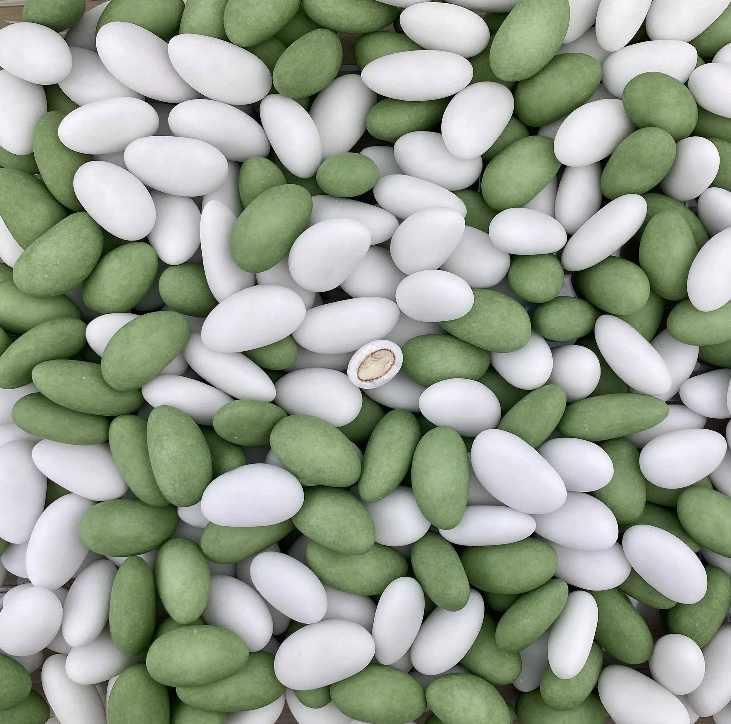 Dragées Amande Blanc et Vert Eucalyptus 1kg - Environ 240 Dragées - Fabrication Artisanale