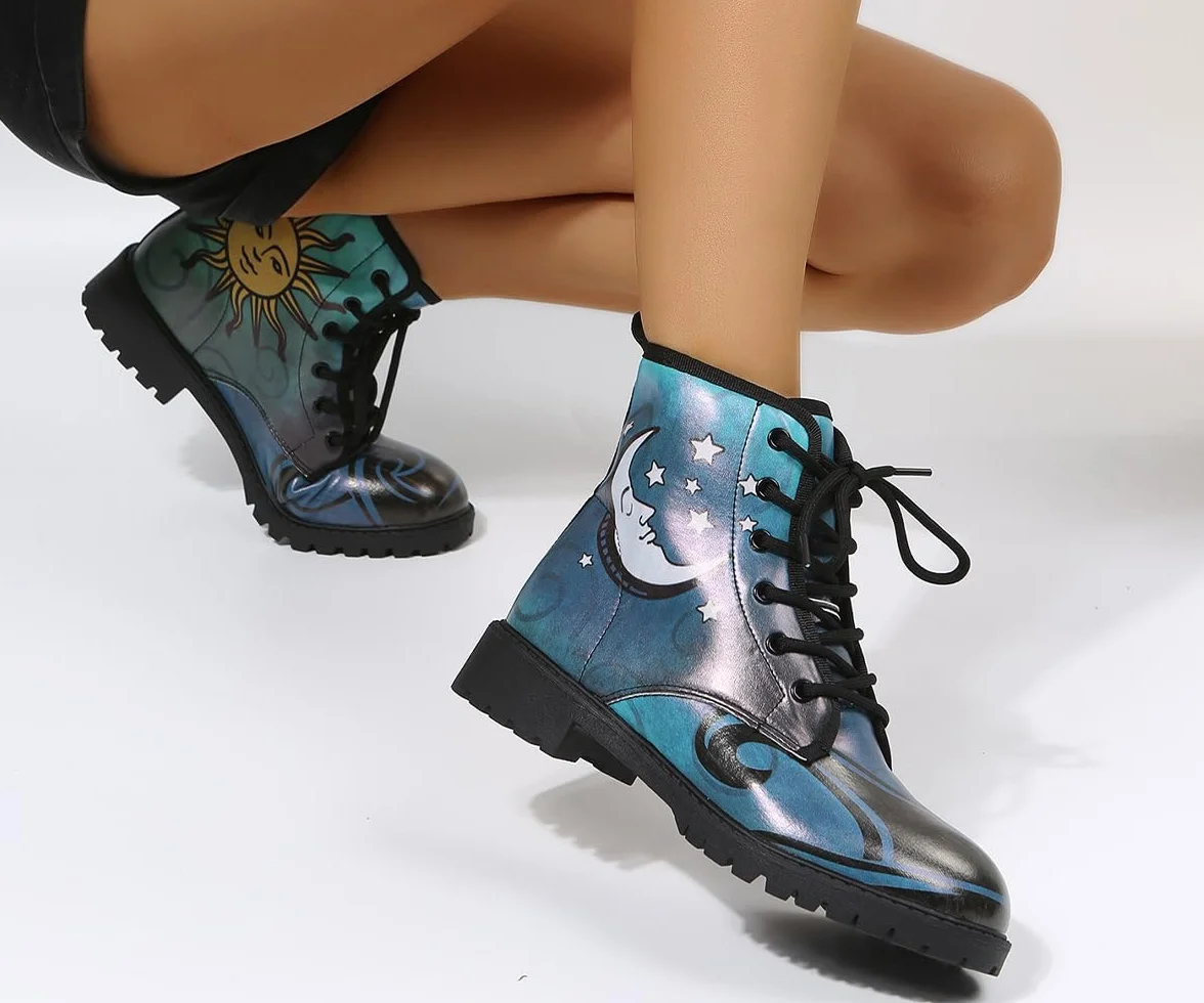Ulalaza Bottes pour Femmes Bout Rond Talons Bloc Bottines Plateforme Gothique À Lacets Punk Bottes de Combat en Cuir Imprimé Multicolore